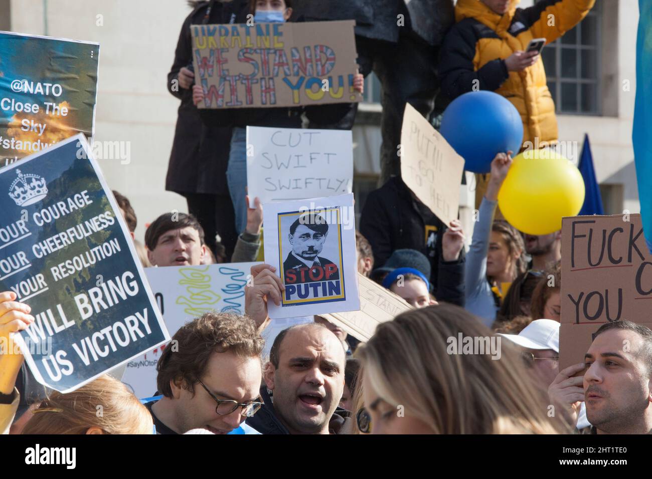 London, Großbritannien, 26. Februar 2022: In Whitehall versammelten sich riesige Menschenmengen, um ihre Unterstützung für die Ukraine und ihre Bevölkerung auszudrücken. Viele waren ukrainische Expats, die in London lebten. Andere sind ausländische Russen, die Wladimir Putin nicht unterstützen, sowie Menschen aus anderen ehemaligen Sowjetrepubliken und viele britische Unterstützer. Viele Zeichen verglichen Putin mit Hitler oder Stalin. Andere forderten Unterstützung für Flüchtlinge, stärkere Sanktionen, ein Verbot Russlands von Swift und die NATO, eine Flugverbotszone über der Ukraine durchzusetzen. Anna Watson/Alamy Live News Stockfoto
