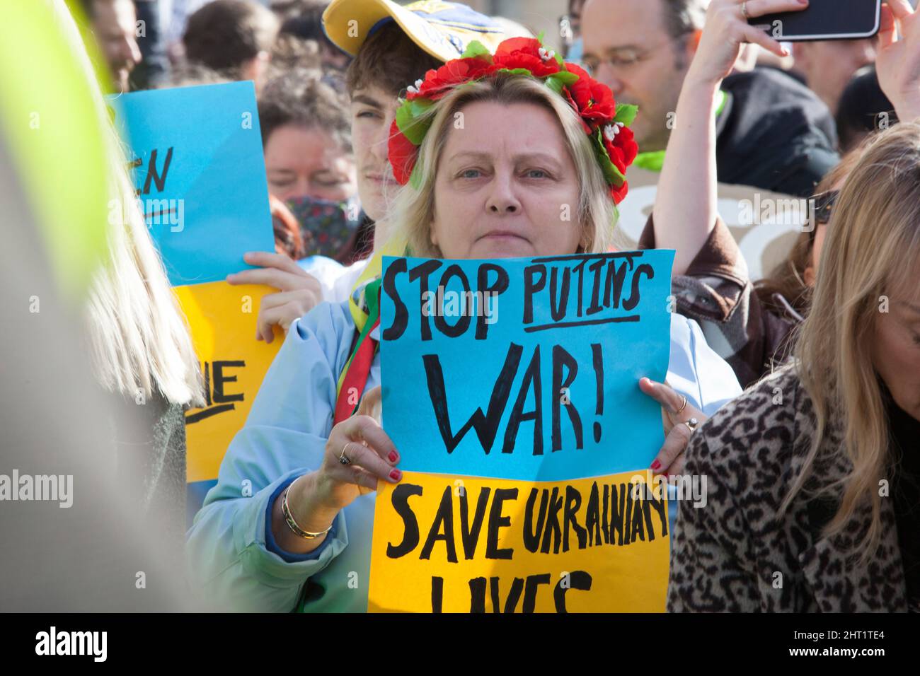 London, Großbritannien, 26. Februar 2022: In Whitehall versammelten sich riesige Menschenmengen, um ihre Unterstützung für die Ukraine und ihre Bevölkerung auszudrücken. Viele waren ukrainische Expats, die in London lebten. Andere sind ausländische Russen, die Wladimir Putin nicht unterstützen, sowie Menschen aus anderen ehemaligen Sowjetrepubliken und viele britische Unterstützer. Viele Zeichen verglichen Putin mit Hitler oder Stalin. Andere forderten Unterstützung für Flüchtlinge, stärkere Sanktionen, ein Verbot Russlands von Swift und die NATO, eine Flugverbotszone über der Ukraine durchzusetzen. Anna Watson/Alamy Live News Stockfoto