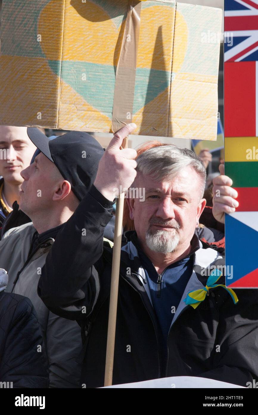 London, Großbritannien, 26. Februar 2022: In Whitehall versammelten sich riesige Menschenmengen, um ihre Unterstützung für die Ukraine und ihre Bevölkerung auszudrücken. Viele waren ukrainische Expats, die in London lebten. Andere sind ausländische Russen, die Wladimir Putin nicht unterstützen, sowie Menschen aus anderen ehemaligen Sowjetrepubliken und viele britische Unterstützer. Viele Zeichen verglichen Putin mit Hitler oder Stalin. Andere forderten Unterstützung für Flüchtlinge, stärkere Sanktionen, ein Verbot Russlands von Swift und die NATO, eine Flugverbotszone über der Ukraine durchzusetzen. Anna Watson/Alamy Live News Stockfoto