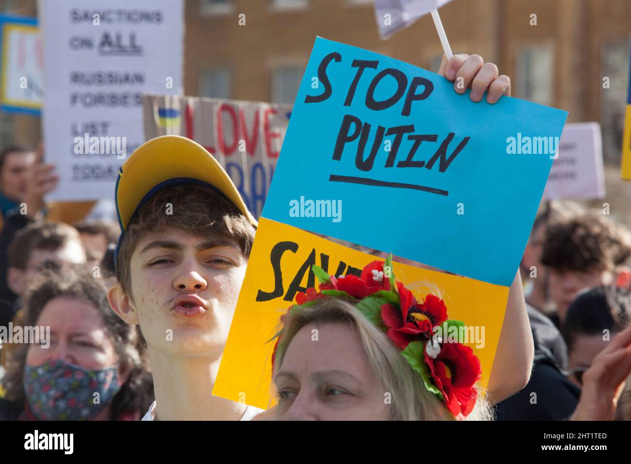 London, Großbritannien, 26. Februar 2022: In Whitehall versammelten sich riesige Menschenmengen, um ihre Unterstützung für die Ukraine und ihre Bevölkerung auszudrücken. Viele waren ukrainische Expats, die in London lebten. Andere sind ausländische Russen, die Wladimir Putin nicht unterstützen, sowie Menschen aus anderen ehemaligen Sowjetrepubliken und viele britische Unterstützer. Viele Zeichen verglichen Putin mit Hitler oder Stalin. Andere forderten Unterstützung für Flüchtlinge, stärkere Sanktionen, ein Verbot Russlands von Swift und die NATO, eine Flugverbotszone über der Ukraine durchzusetzen. Anna Watson/Alamy Live News Stockfoto