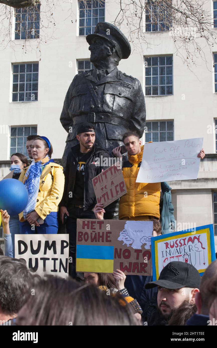 London, Großbritannien, 26. Februar 2022: In Whitehall versammelten sich riesige Menschenmengen, um ihre Unterstützung für die Ukraine und ihre Bevölkerung auszudrücken. Viele waren ukrainische Expats, die in London lebten. Andere sind ausländische Russen, die Wladimir Putin nicht unterstützen, sowie Menschen aus anderen ehemaligen Sowjetrepubliken und viele britische Unterstützer. Viele Zeichen verglichen Putin mit Hitler oder Stalin. Andere forderten Unterstützung für Flüchtlinge, stärkere Sanktionen, ein Verbot Russlands von Swift und die NATO, eine Flugverbotszone über der Ukraine durchzusetzen. Anna Watson/Alamy Live News Stockfoto