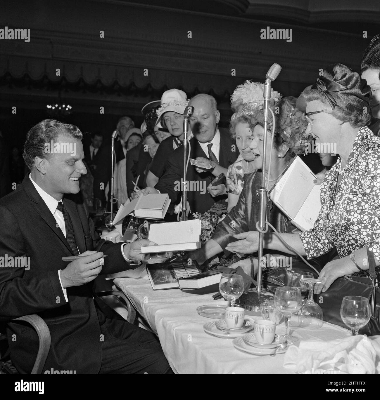 Billy graham unterschreibt Schwarzweiß-Stockfotos und -bilder - Alamy