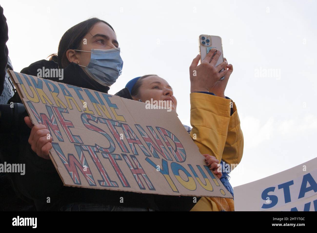 London, Großbritannien, 26. Februar 2022: In Whitehall versammelten sich riesige Menschenmengen, um ihre Unterstützung für die Ukraine und ihre Bevölkerung auszudrücken. Viele waren ukrainische Expats, die in London lebten. Andere sind ausländische Russen, die Wladimir Putin nicht unterstützen, sowie Menschen aus anderen ehemaligen Sowjetrepubliken und viele britische Unterstützer. Viele Zeichen verglichen Putin mit Hitler oder Stalin. Andere forderten Unterstützung für Flüchtlinge, stärkere Sanktionen, ein Verbot Russlands von Swift und die NATO, eine Flugverbotszone über der Ukraine durchzusetzen. Anna Watson/Alamy Live News Stockfoto