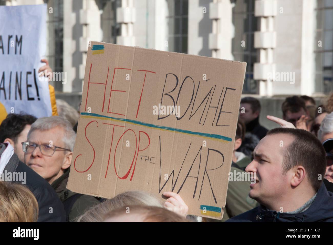 London, Großbritannien, 26. Februar 2022: In Whitehall versammelten sich riesige Menschenmengen, um ihre Unterstützung für die Ukraine und ihre Bevölkerung auszudrücken. Viele waren ukrainische Expats, die in London lebten. Andere sind ausländische Russen, die Wladimir Putin nicht unterstützen, sowie Menschen aus anderen ehemaligen Sowjetrepubliken und viele britische Unterstützer. Viele Zeichen verglichen Putin mit Hitler oder Stalin. Andere forderten Unterstützung für Flüchtlinge, stärkere Sanktionen, ein Verbot Russlands von Swift und die NATO, eine Flugverbotszone über der Ukraine durchzusetzen. Anna Watson/Alamy Live News Stockfoto