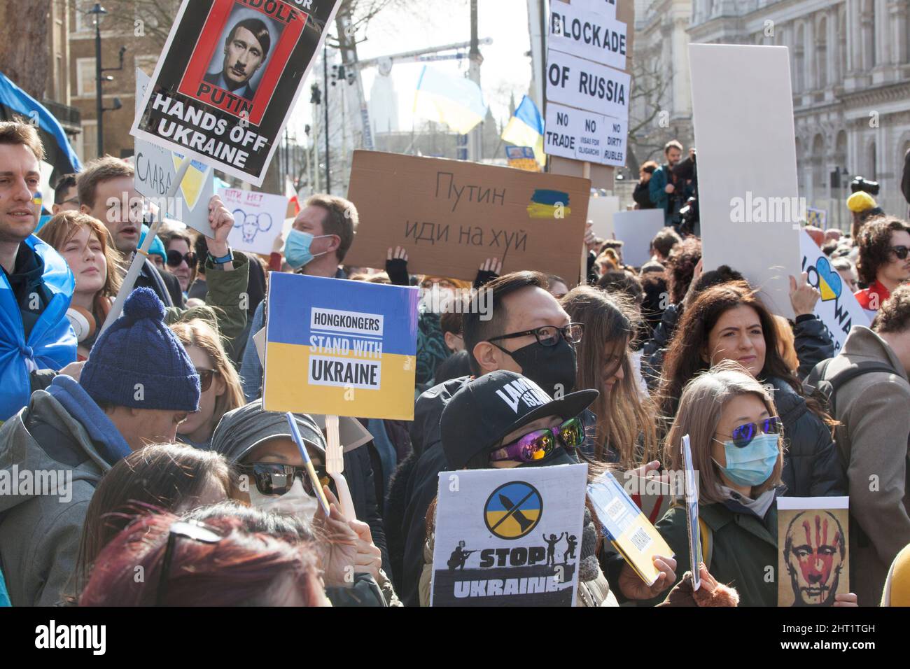 London, Großbritannien, 26. Februar 2022: In Whitehall versammelten sich riesige Menschenmengen, um ihre Unterstützung für die Ukraine und ihre Bevölkerung auszudrücken. Viele waren ukrainische Expats, die in London lebten. Andere sind ausländische Russen, die Wladimir Putin nicht unterstützen, sowie Menschen aus anderen ehemaligen Sowjetrepubliken und viele britische Unterstützer. Viele Zeichen verglichen Putin mit Hitler oder Stalin. Andere forderten Unterstützung für Flüchtlinge, stärkere Sanktionen, ein Verbot Russlands von Swift und die NATO, eine Flugverbotszone über der Ukraine durchzusetzen. Anna Watson/Alamy Live News Stockfoto