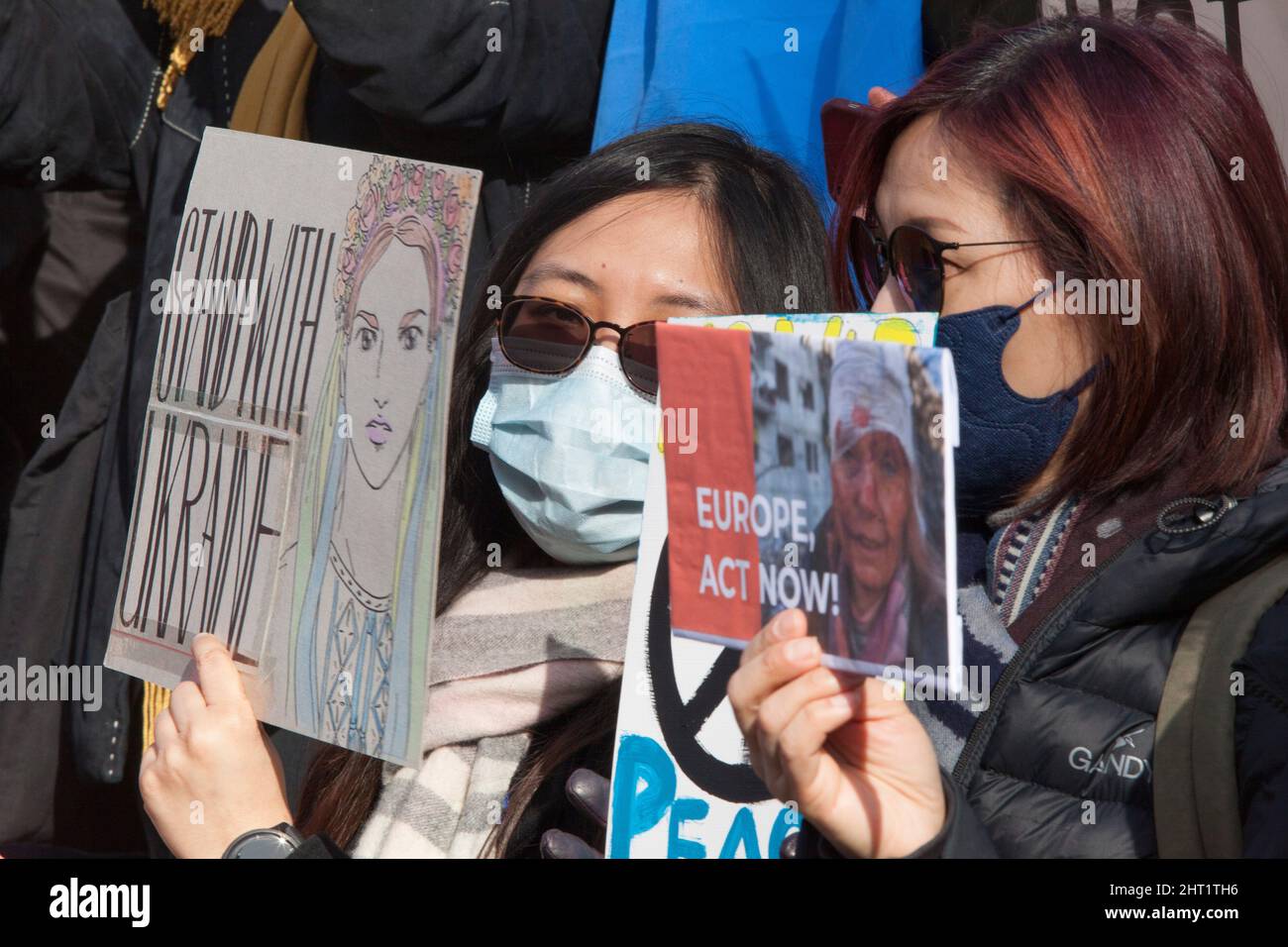 London, Großbritannien, 26. Februar 2022: In Whitehall versammelten sich riesige Menschenmengen, um ihre Unterstützung für die Ukraine und ihre Bevölkerung auszudrücken. Viele waren ukrainische Expats, die in London lebten. Andere sind ausländische Russen, die Wladimir Putin nicht unterstützen, sowie Menschen aus anderen ehemaligen Sowjetrepubliken und viele britische Unterstützer. Viele Zeichen verglichen Putin mit Hitler oder Stalin. Andere forderten Unterstützung für Flüchtlinge, stärkere Sanktionen, ein Verbot Russlands von Swift und die NATO, eine Flugverbotszone über der Ukraine durchzusetzen. Anna Watson/Alamy Live News Stockfoto