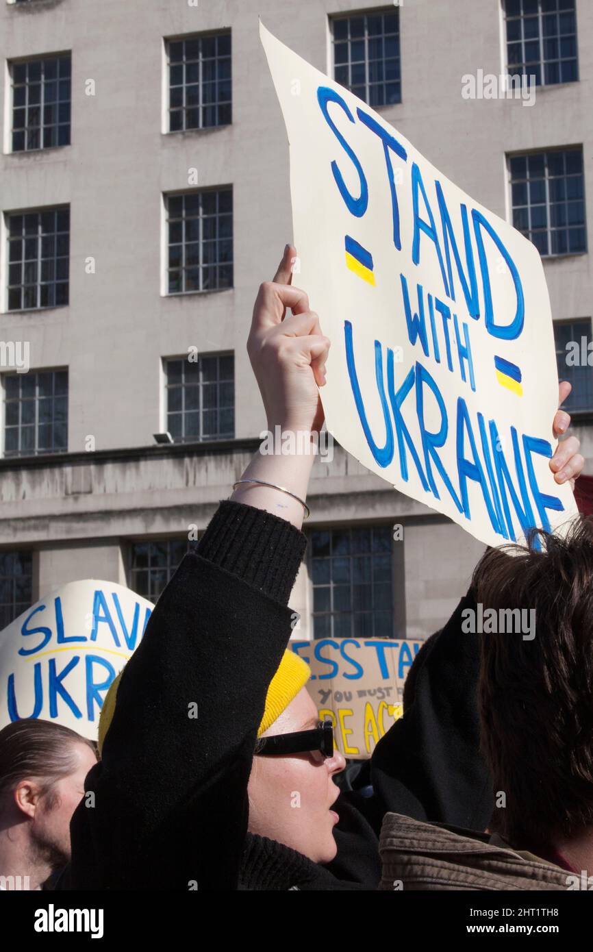 London, Großbritannien, 26. Februar 2022: In Whitehall versammelten sich riesige Menschenmengen, um ihre Unterstützung für die Ukraine und ihre Bevölkerung auszudrücken. Viele waren ukrainische Expats, die in London lebten. Andere sind ausländische Russen, die Wladimir Putin nicht unterstützen, sowie Menschen aus anderen ehemaligen Sowjetrepubliken und viele britische Unterstützer. Viele Zeichen verglichen Putin mit Hitler oder Stalin. Andere forderten Unterstützung für Flüchtlinge, stärkere Sanktionen, ein Verbot Russlands von Swift und die NATO, eine Flugverbotszone über der Ukraine durchzusetzen. Anna Watson/Alamy Live News Stockfoto