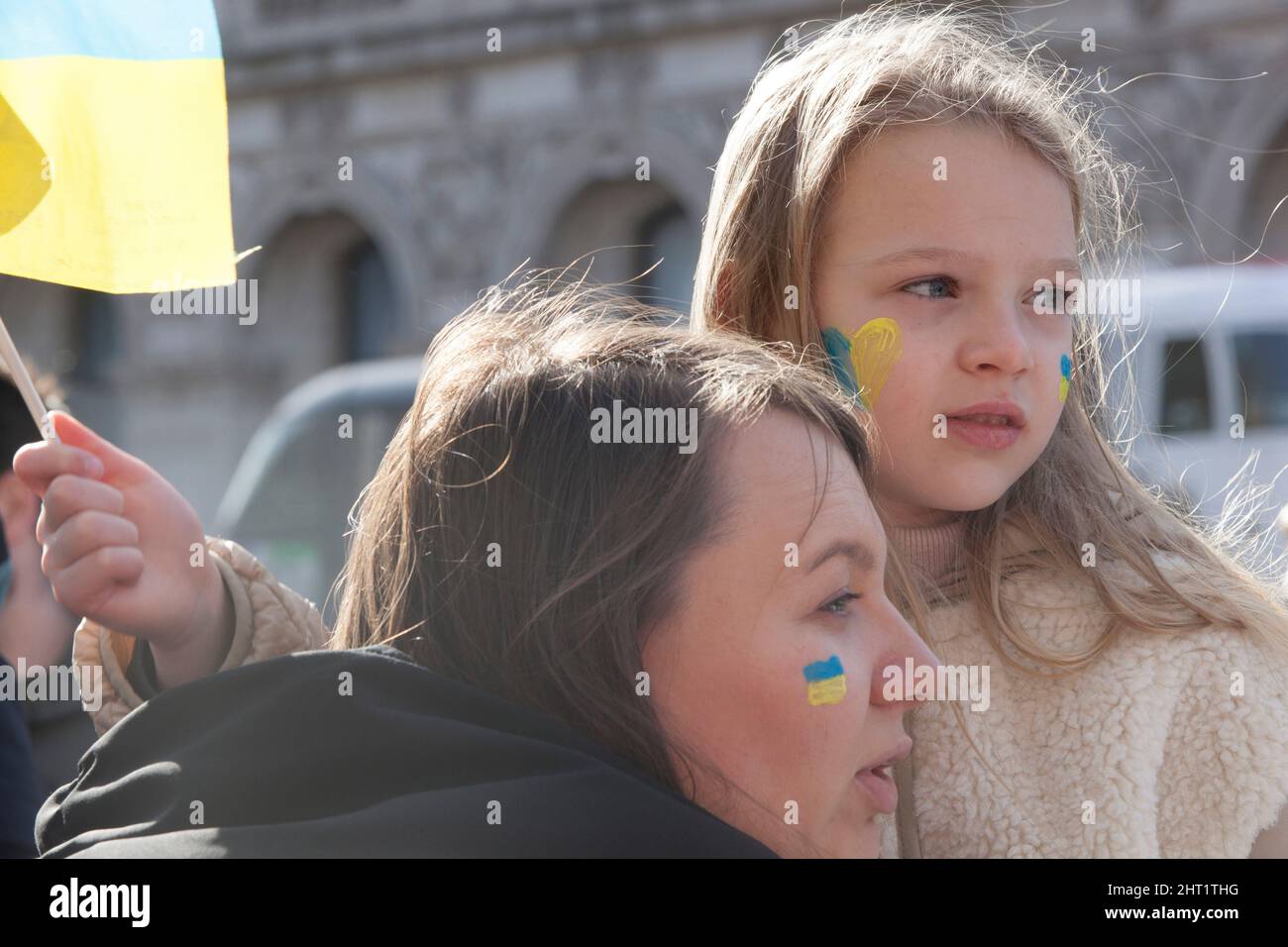 London, Großbritannien, 26. Februar 2022: In Whitehall versammelten sich riesige Menschenmengen, um ihre Unterstützung für die Ukraine und ihre Bevölkerung auszudrücken. Viele waren ukrainische Expats, die in London lebten. Andere sind ausländische Russen, die Wladimir Putin nicht unterstützen, sowie Menschen aus anderen ehemaligen Sowjetrepubliken und viele britische Unterstützer. Viele Zeichen verglichen Putin mit Hitler oder Stalin. Andere forderten Unterstützung für Flüchtlinge, stärkere Sanktionen, ein Verbot Russlands von Swift und die NATO, eine Flugverbotszone über der Ukraine durchzusetzen. Anna Watson/Alamy Live News Stockfoto