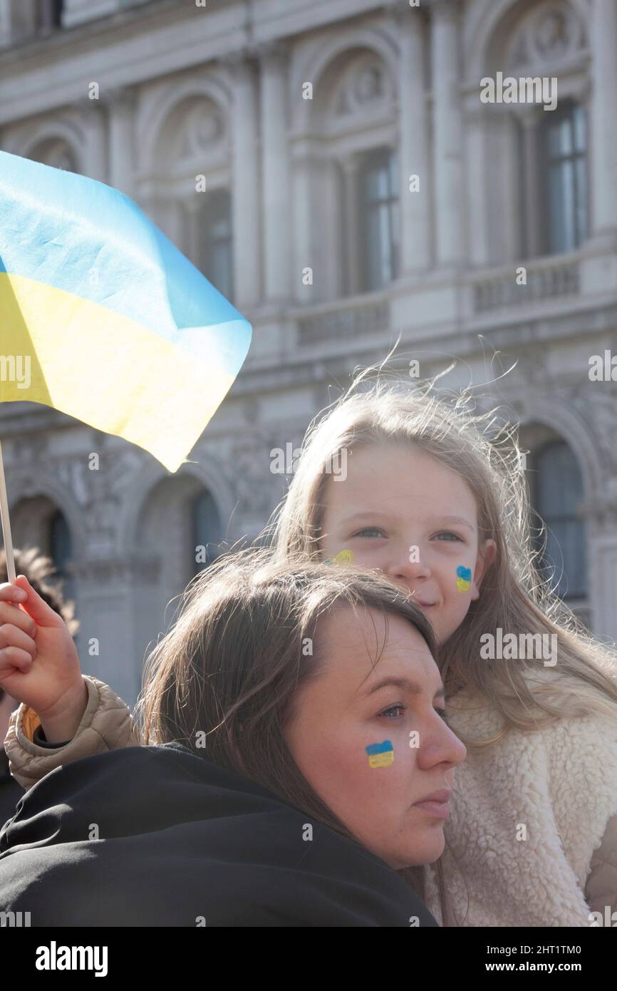 London, Großbritannien, 26. Februar 2022: In Whitehall versammelten sich riesige Menschenmengen, um ihre Unterstützung für die Ukraine und ihre Bevölkerung auszudrücken. Viele waren ukrainische Expats, die in London lebten. Andere sind ausländische Russen, die Wladimir Putin nicht unterstützen, sowie Menschen aus anderen ehemaligen Sowjetrepubliken und viele britische Unterstützer. Viele Zeichen verglichen Putin mit Hitler oder Stalin. Andere forderten Unterstützung für Flüchtlinge, stärkere Sanktionen, ein Verbot Russlands von Swift und die NATO, eine Flugverbotszone über der Ukraine durchzusetzen. Anna Watson/Alamy Live News Stockfoto