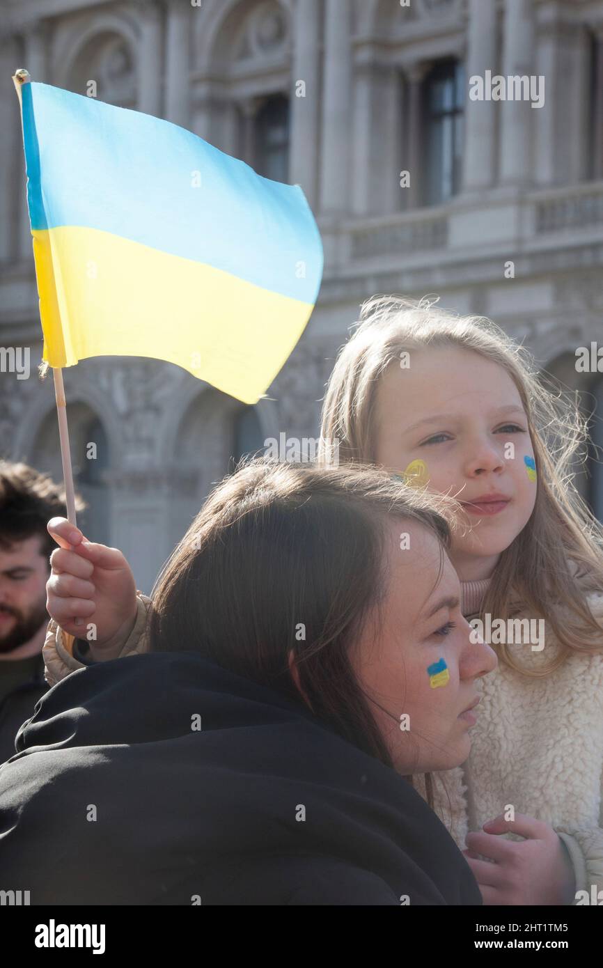 London, Großbritannien, 26. Februar 2022: In Whitehall versammelten sich riesige Menschenmengen, um ihre Unterstützung für die Ukraine und ihre Bevölkerung auszudrücken. Viele waren ukrainische Expats, die in London lebten. Andere sind ausländische Russen, die Wladimir Putin nicht unterstützen, sowie Menschen aus anderen ehemaligen Sowjetrepubliken und viele britische Unterstützer. Viele Zeichen verglichen Putin mit Hitler oder Stalin. Andere forderten Unterstützung für Flüchtlinge, stärkere Sanktionen, ein Verbot Russlands von Swift und die NATO, eine Flugverbotszone über der Ukraine durchzusetzen. Anna Watson/Alamy Live News Stockfoto