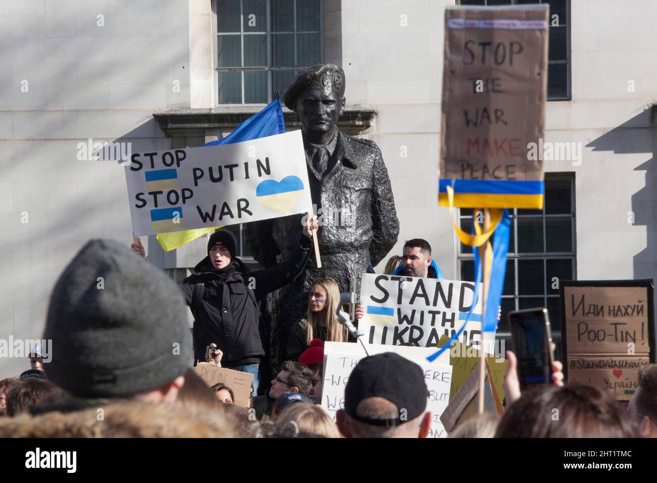 London, Großbritannien, 26. Februar 2022: In Whitehall versammelten sich riesige Menschenmengen, um ihre Unterstützung für die Ukraine und ihre Bevölkerung auszudrücken. Viele waren ukrainische Expats, die in London lebten. Andere sind ausländische Russen, die Wladimir Putin nicht unterstützen, sowie Menschen aus anderen ehemaligen Sowjetrepubliken und viele britische Unterstützer. Viele Zeichen verglichen Putin mit Hitler oder Stalin. Andere forderten Unterstützung für Flüchtlinge, stärkere Sanktionen, ein Verbot Russlands von Swift und die NATO, eine Flugverbotszone über der Ukraine durchzusetzen. Anna Watson/Alamy Live News Stockfoto