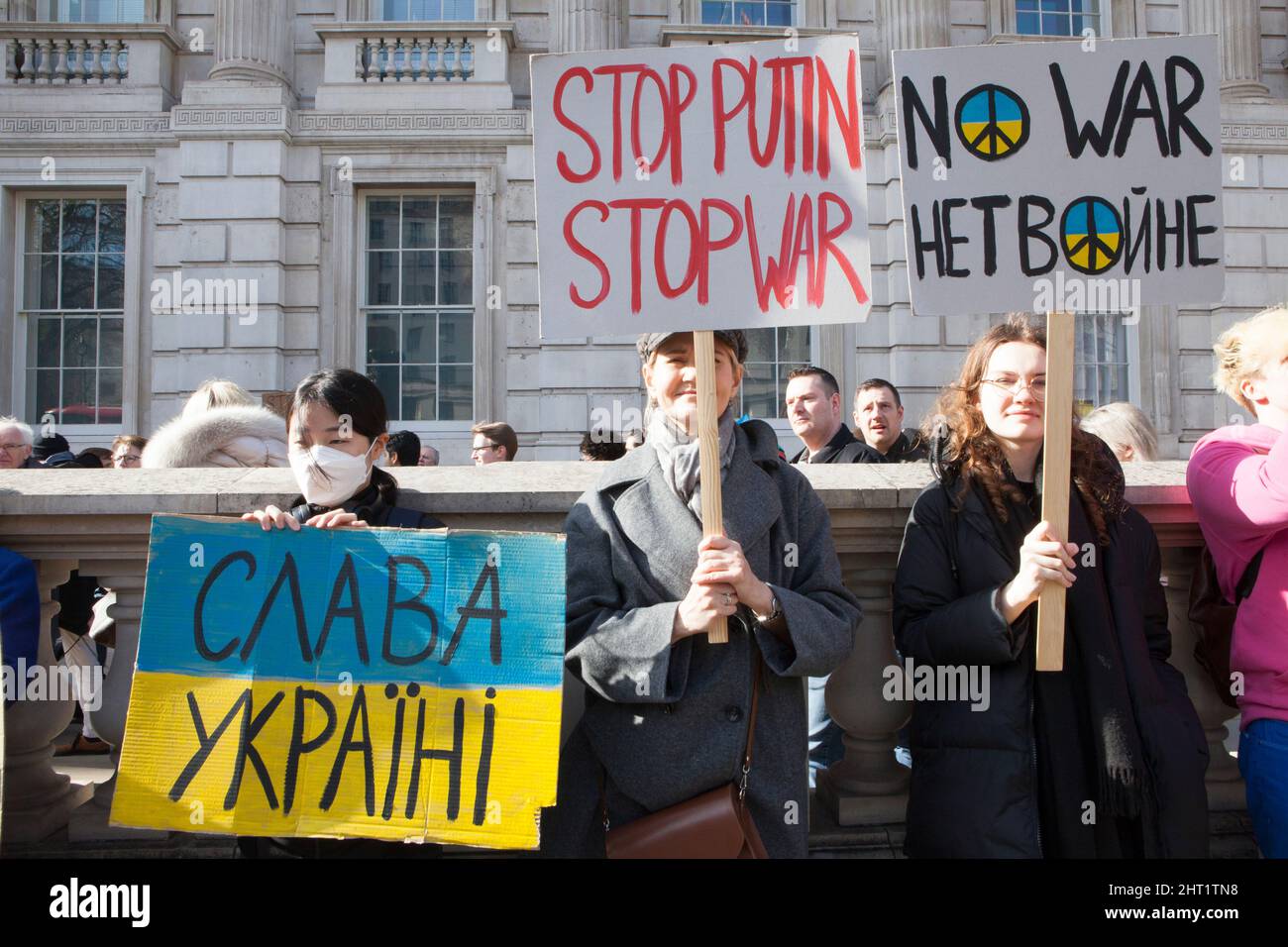 London, Großbritannien, 26. Februar 2022: In Whitehall versammelten sich riesige Menschenmengen, um ihre Unterstützung für die Ukraine und ihre Bevölkerung auszudrücken. Viele waren ukrainische Expats, die in London lebten. Andere sind ausländische Russen, die Wladimir Putin nicht unterstützen, sowie Menschen aus anderen ehemaligen Sowjetrepubliken und viele britische Unterstützer. Viele Zeichen verglichen Putin mit Hitler oder Stalin. Andere forderten Unterstützung für Flüchtlinge, stärkere Sanktionen, ein Verbot Russlands von Swift und die NATO, eine Flugverbotszone über der Ukraine durchzusetzen. Anna Watson/Alamy Live News Stockfoto