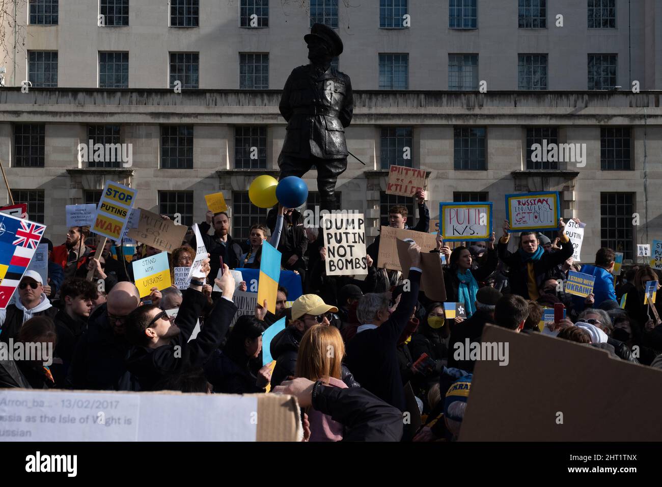 London, Großbritannien. 26.. Februar 2022. Ukrainer und Anhänger protestieren vor der Downing Street, während russische Truppen Regionen der Ukraine angreifen und besetzen. Demonstranten fordern ein Ende des Krieges und Boris Johnson verhängt Sanktionen gegen Russland, einige vergleichen Putin mit Hitler. Quelle: Joao Daniel Pereira Stockfoto