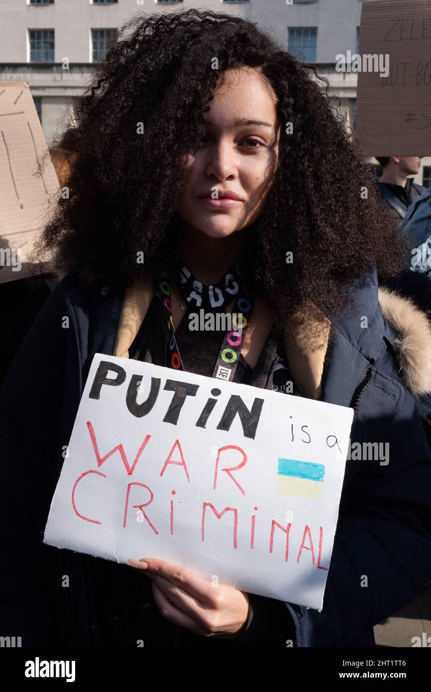 London, Großbritannien. 26.. Februar 2022. Ukrainer und Anhänger protestieren vor der Downing Street, während russische Truppen Regionen der Ukraine angreifen und besetzen. Demonstranten fordern ein Ende des Krieges und Boris Johnson verhängt Sanktionen gegen Russland, einige vergleichen Putin mit Hitler. Quelle: Joao Daniel Pereira Stockfoto