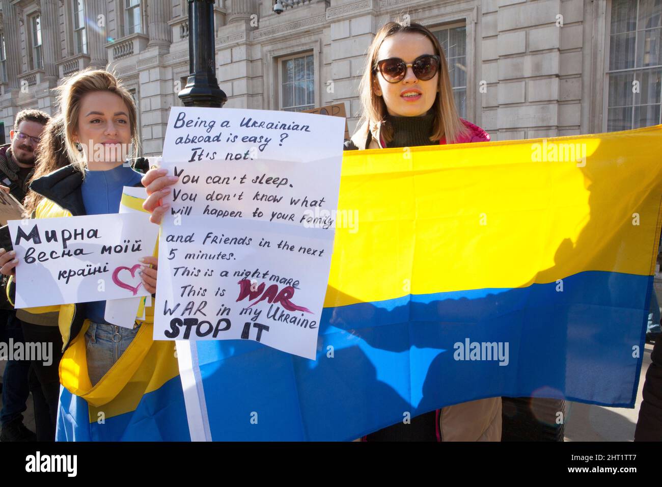 London, Großbritannien, 26. Februar 2022: In Whitehall versammelten sich riesige Menschenmengen, um ihre Unterstützung für die Ukraine und ihre Bevölkerung auszudrücken. Viele waren ukrainische Expats, die in London lebten. Andere sind ausländische Russen, die Wladimir Putin nicht unterstützen, sowie Menschen aus anderen ehemaligen Sowjetrepubliken und viele britische Unterstützer. Viele Zeichen verglichen Putin mit Hitler oder Stalin. Andere forderten Unterstützung für Flüchtlinge, stärkere Sanktionen, ein Verbot Russlands von Swift und die NATO, eine Flugverbotszone über der Ukraine durchzusetzen. Anna Watson/Alamy Live News Stockfoto