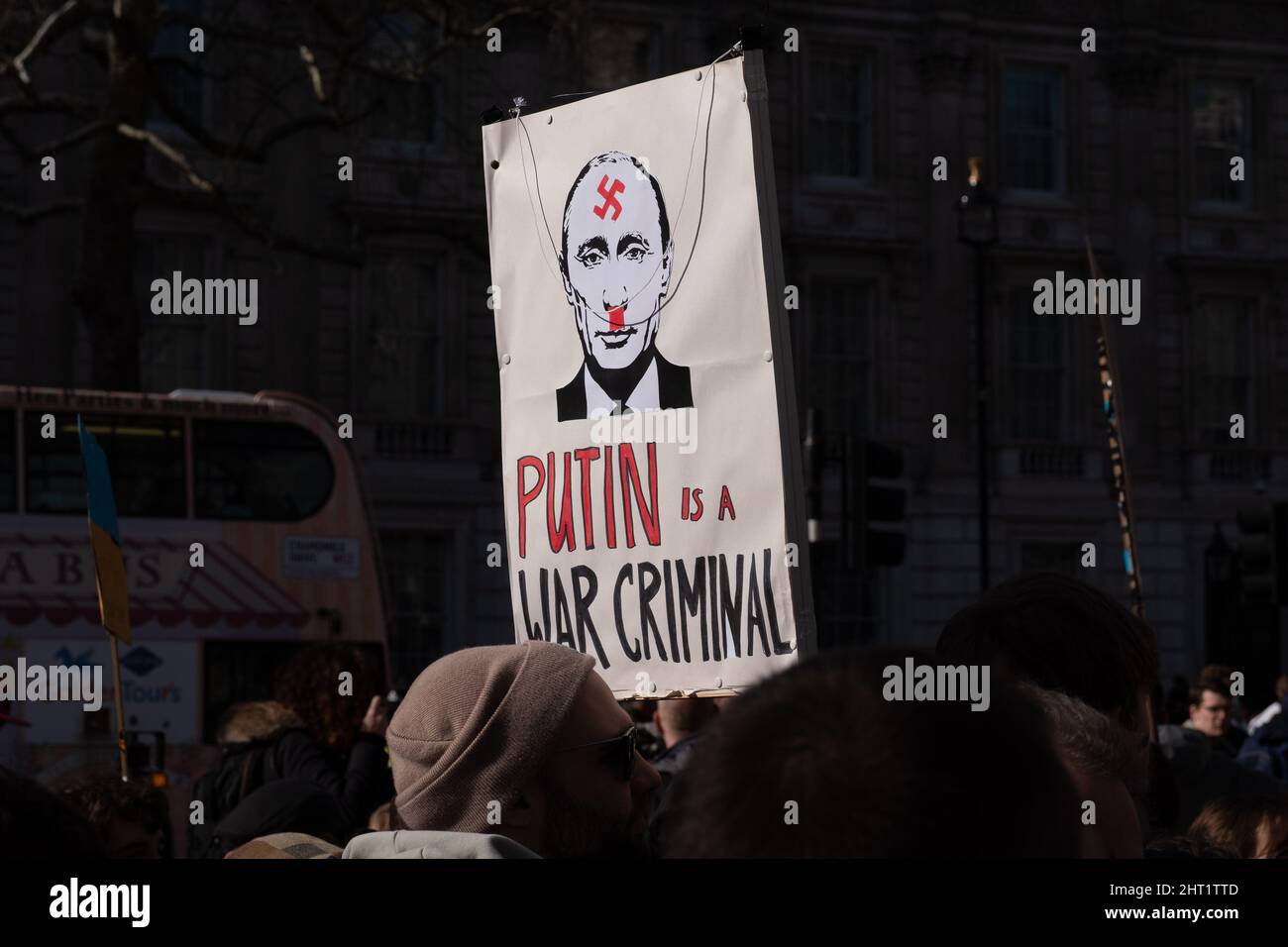 London, Großbritannien. 26.. Februar 2022. Ukrainer und Anhänger protestieren vor der Downing Street, während russische Truppen Regionen der Ukraine angreifen und besetzen. Demonstranten fordern ein Ende des Krieges und Boris Johnson verhängt Sanktionen gegen Russland, einige vergleichen Putin mit Hitler. Quelle: Joao Daniel Pereira Stockfoto