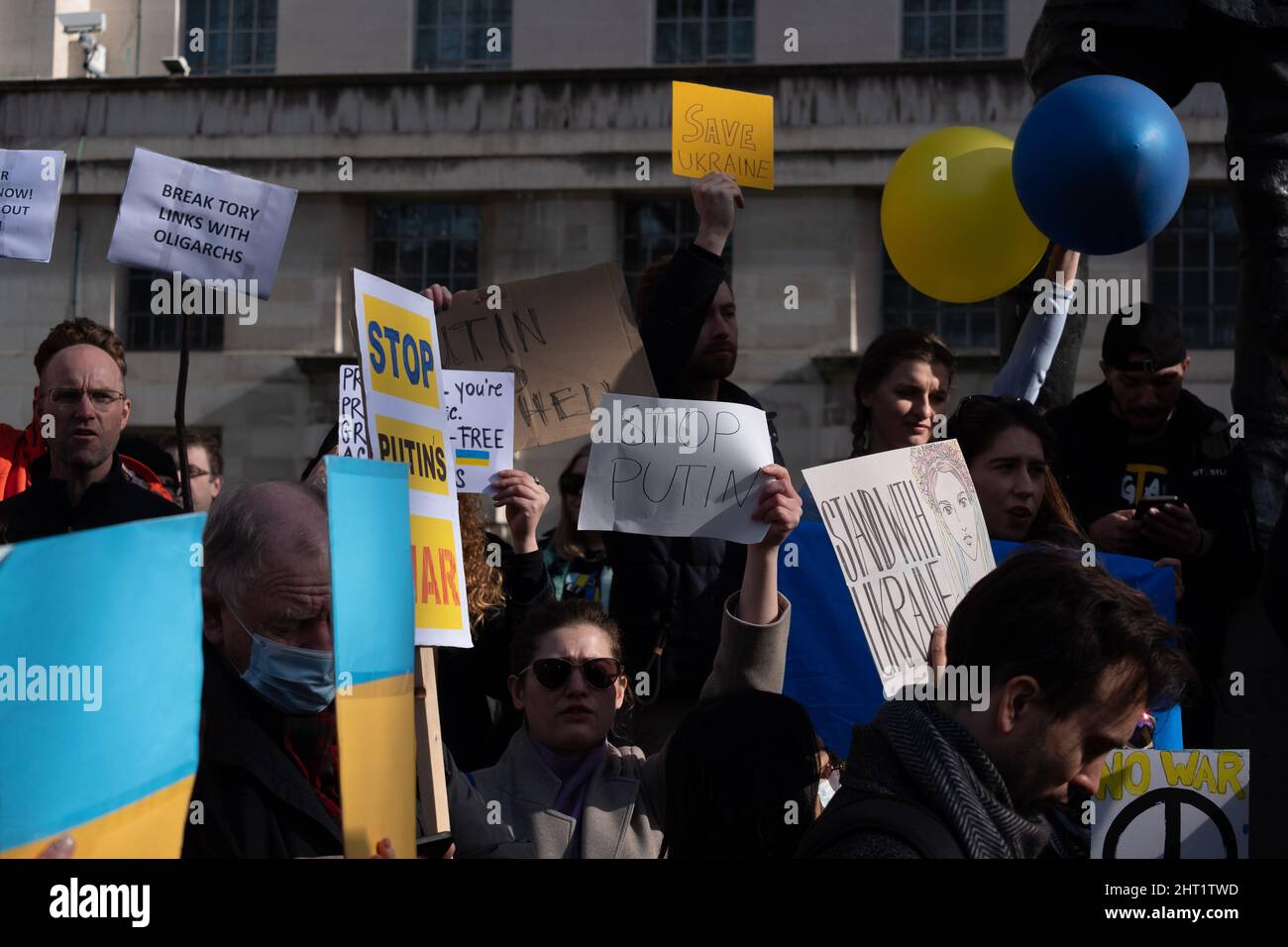 London, Großbritannien. 26.. Februar 2022. Ukrainer und Anhänger protestieren vor der Downing Street, während russische Truppen Regionen der Ukraine angreifen und besetzen. Demonstranten fordern ein Ende des Krieges und Boris Johnson verhängt Sanktionen gegen Russland, einige vergleichen Putin mit Hitler. Quelle: Joao Daniel Pereira Stockfoto