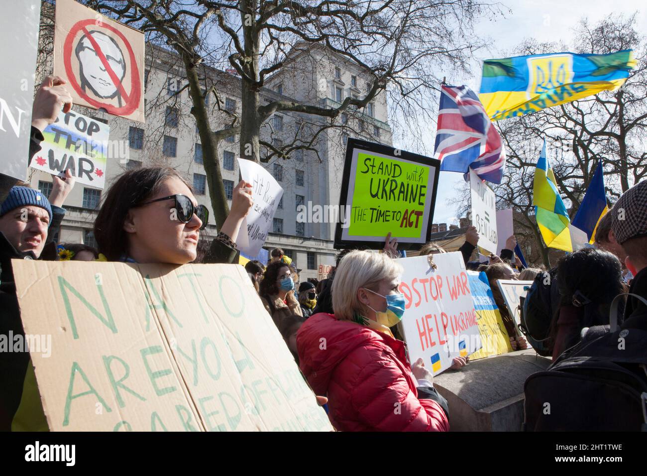 London, Großbritannien, 26. Februar 2022: In Whitehall versammelten sich riesige Menschenmengen, um ihre Unterstützung für die Ukraine und ihre Bevölkerung auszudrücken. Viele waren ukrainische Expats, die in London lebten. Andere sind ausländische Russen, die Wladimir Putin nicht unterstützen, sowie Menschen aus anderen ehemaligen Sowjetrepubliken und viele britische Unterstützer. Viele Zeichen verglichen Putin mit Hitler oder Stalin. Andere forderten Unterstützung für Flüchtlinge, stärkere Sanktionen, ein Verbot Russlands von Swift und die NATO, eine Flugverbotszone über der Ukraine durchzusetzen. Anna Watson/Alamy Live News Stockfoto