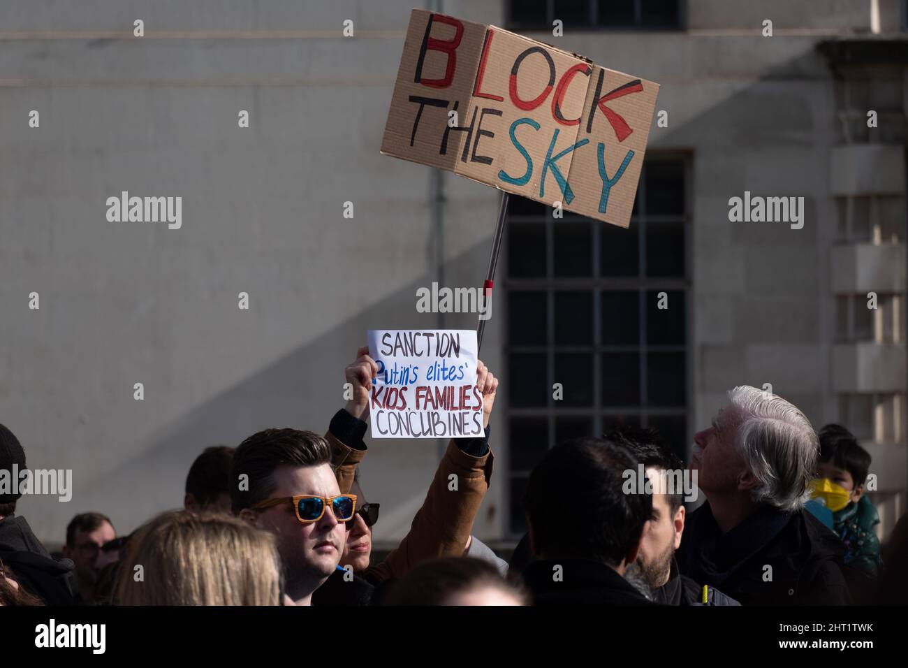 London, Großbritannien. 26.. Februar 2022. Ukrainer und Anhänger protestieren vor der Downing Street, während russische Truppen Regionen der Ukraine angreifen und besetzen. Demonstranten fordern ein Ende des Krieges und Boris Johnson verhängt Sanktionen gegen Russland, einige vergleichen Putin mit Hitler. Quelle: Joao Daniel Pereira Stockfoto