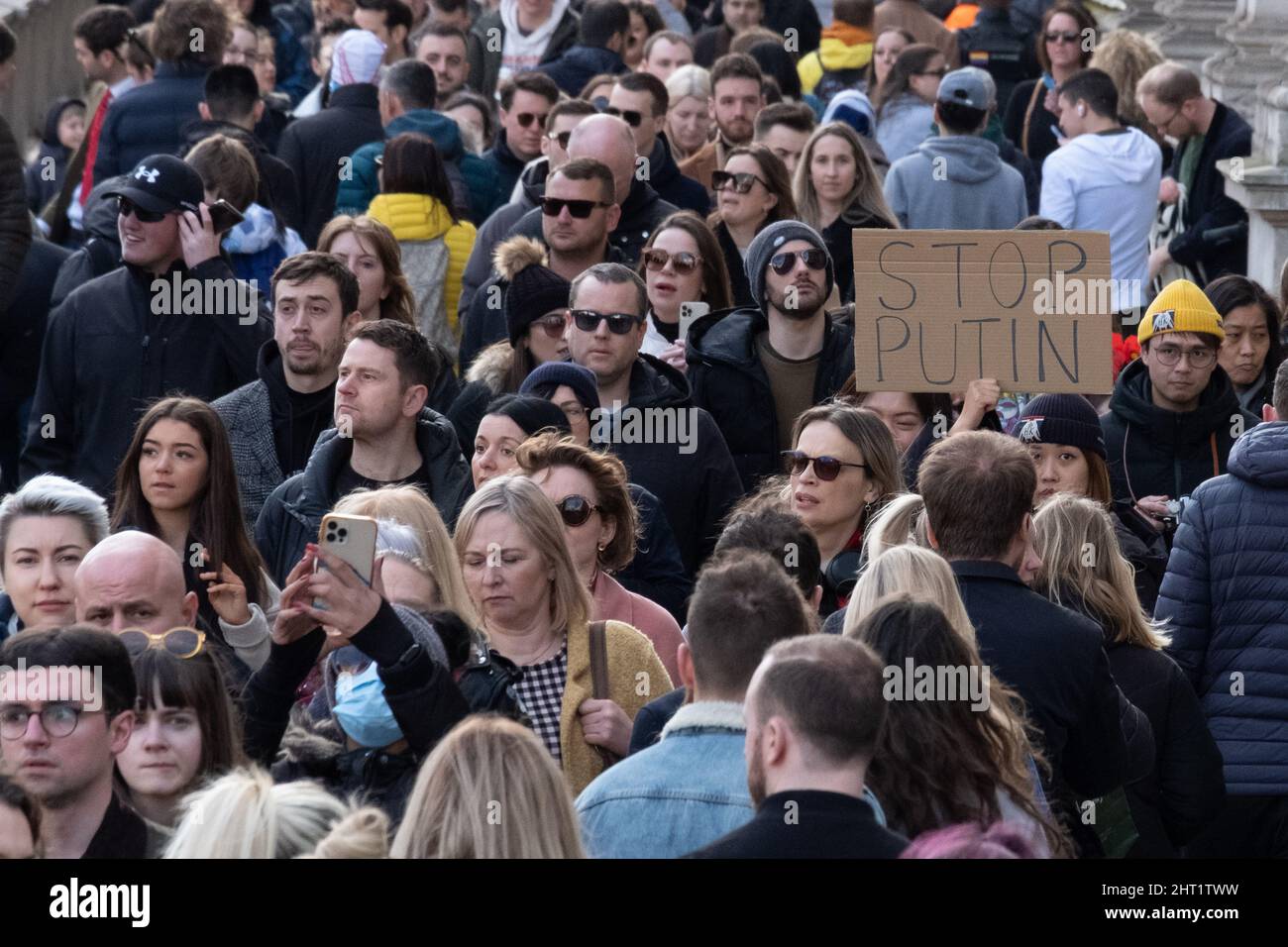 London, Großbritannien. 26.. Februar 2022. Ukrainer und Anhänger protestieren vor der Downing Street, während russische Truppen Regionen der Ukraine angreifen und besetzen. Demonstranten fordern ein Ende des Krieges und Boris Johnson verhängt Sanktionen gegen Russland, einige vergleichen Putin mit Hitler. Quelle: Joao Daniel Pereira Stockfoto