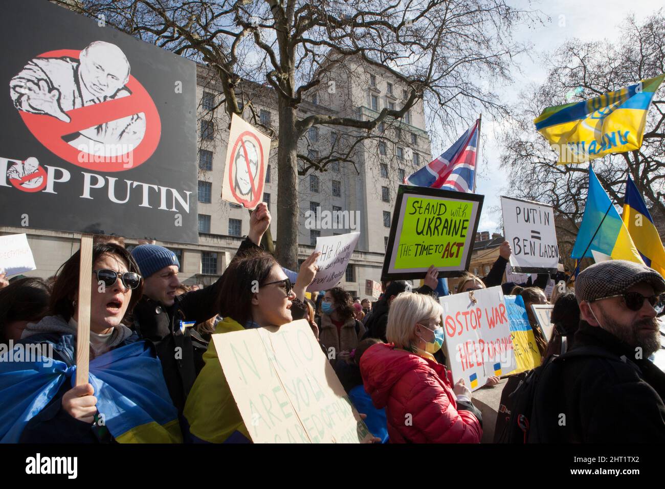 London, Großbritannien, 26. Februar 2022: In Whitehall versammelten sich riesige Menschenmengen, um ihre Unterstützung für die Ukraine und ihre Bevölkerung auszudrücken. Viele waren ukrainische Expats, die in London lebten. Andere sind ausländische Russen, die Wladimir Putin nicht unterstützen, sowie Menschen aus anderen ehemaligen Sowjetrepubliken und viele britische Unterstützer. Viele Zeichen verglichen Putin mit Hitler oder Stalin. Andere forderten Unterstützung für Flüchtlinge, stärkere Sanktionen, ein Verbot Russlands von Swift und die NATO, eine Flugverbotszone über der Ukraine durchzusetzen. Anna Watson/Alamy Live News Stockfoto