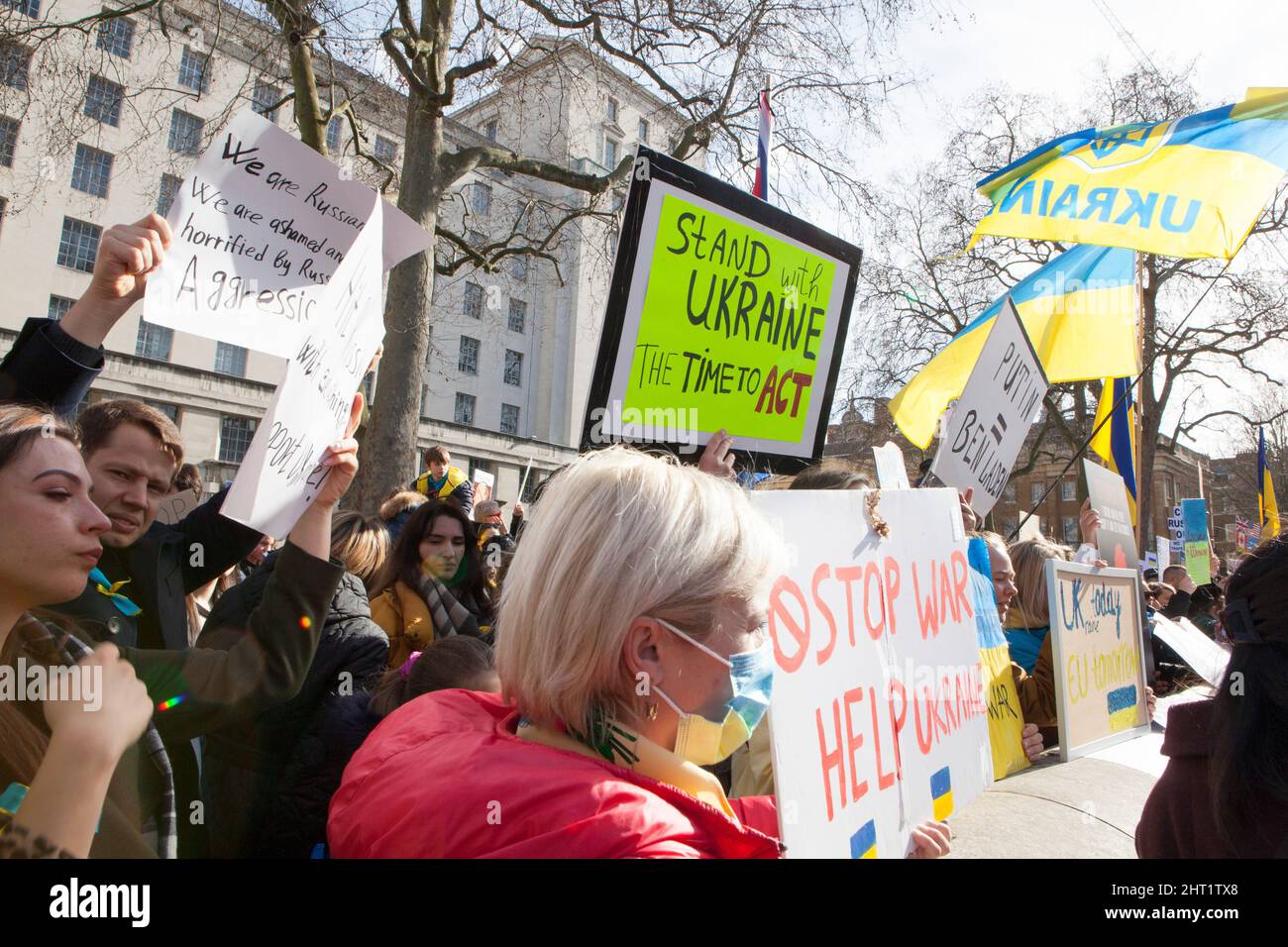 London, Großbritannien, 26. Februar 2022: In Whitehall versammelten sich riesige Menschenmengen, um ihre Unterstützung für die Ukraine und ihre Bevölkerung auszudrücken. Viele waren ukrainische Expats, die in London lebten. Andere sind ausländische Russen, die Wladimir Putin nicht unterstützen, sowie Menschen aus anderen ehemaligen Sowjetrepubliken und viele britische Unterstützer. Viele Zeichen verglichen Putin mit Hitler oder Stalin. Andere forderten Unterstützung für Flüchtlinge, stärkere Sanktionen, ein Verbot Russlands von Swift und die NATO, eine Flugverbotszone über der Ukraine durchzusetzen. Anna Watson/Alamy Live News Stockfoto