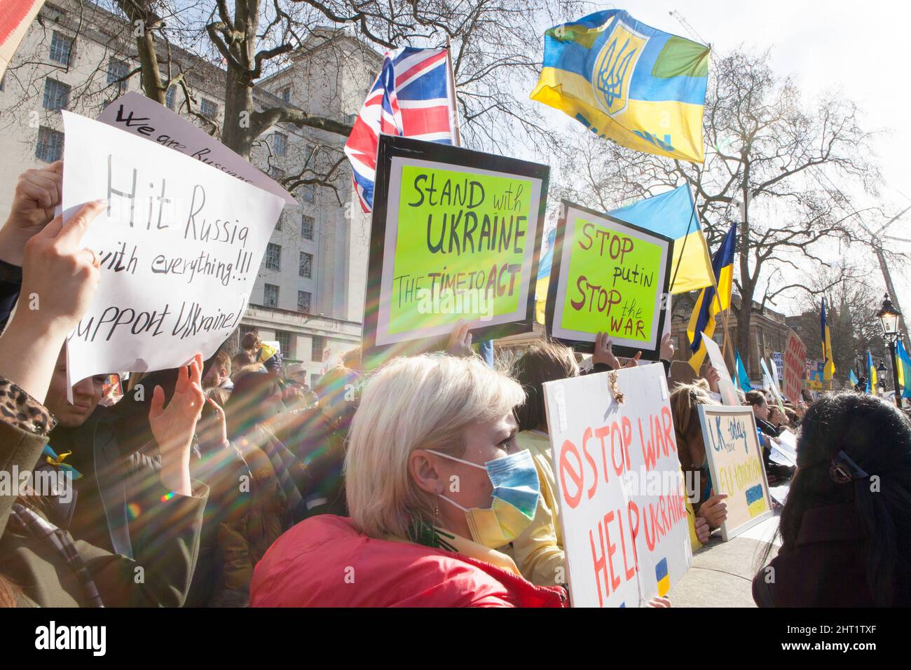 London, Großbritannien, 26. Februar 2022: In Whitehall versammelten sich riesige Menschenmengen, um ihre Unterstützung für die Ukraine und ihre Bevölkerung auszudrücken. Viele waren ukrainische Expats, die in London lebten. Andere sind ausländische Russen, die Wladimir Putin nicht unterstützen, sowie Menschen aus anderen ehemaligen Sowjetrepubliken und viele britische Unterstützer. Viele Zeichen verglichen Putin mit Hitler oder Stalin. Andere forderten Unterstützung für Flüchtlinge, stärkere Sanktionen, ein Verbot Russlands von Swift und die NATO, eine Flugverbotszone über der Ukraine durchzusetzen. Anna Watson/Alamy Live News Stockfoto