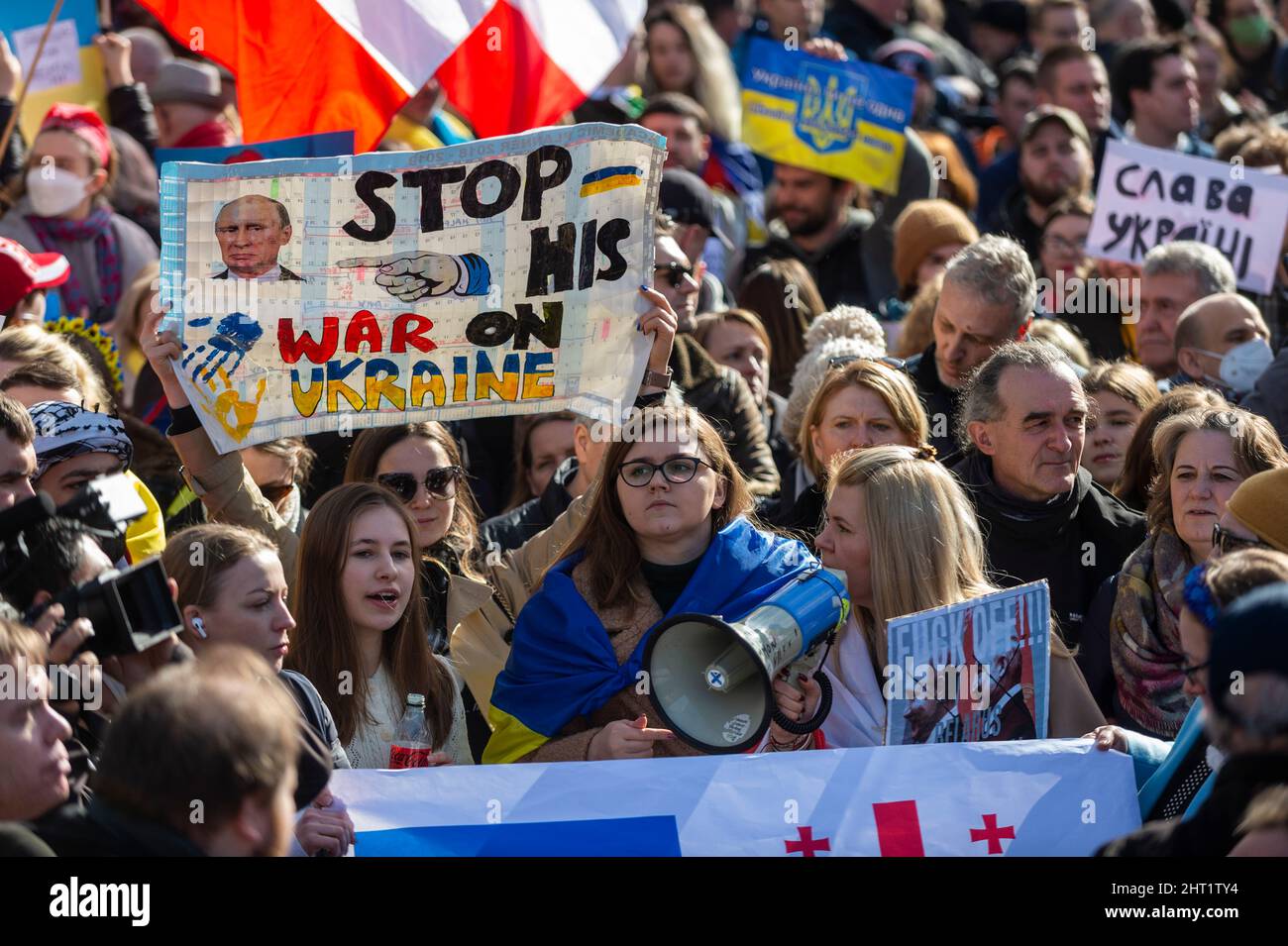 London, Großbritannien. 26. Februar 2022. Ukrainer in Großbritannien bei einem Protest vor der Downing Street, wo sich große Menschenmengen in Whitehall versammelt haben. Russlands Invasion der Ukraine in Kiew, der Hauptstadt, und anderen Teilen des Landes geht weiter. Kredit: Stephen Chung / Alamy Live Nachrichten Stockfoto