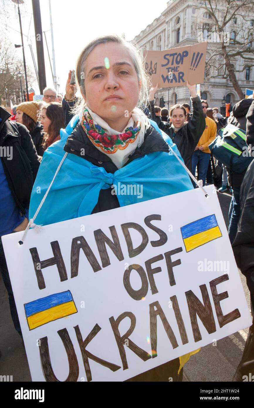London, Großbritannien, 26. Februar 2022: In Whitehall versammelten sich riesige Menschenmengen, um ihre Unterstützung für die Ukraine und ihre Bevölkerung auszudrücken. Viele waren ukrainische Expats, die in London lebten. Andere sind ausländische Russen, die Wladimir Putin nicht unterstützen, sowie Menschen aus anderen ehemaligen Sowjetrepubliken und viele britische Unterstützer. Viele Zeichen verglichen Putin mit Hitler oder Stalin. Andere forderten Unterstützung für Flüchtlinge, stärkere Sanktionen, ein Verbot Russlands von Swift und die NATO, eine Flugverbotszone über der Ukraine durchzusetzen. Anna Watson/Alamy Live News Stockfoto