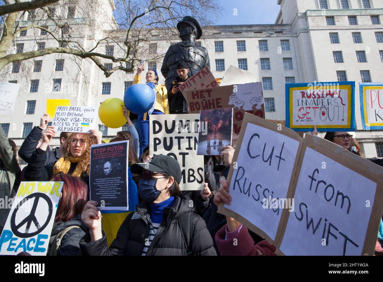 London, Großbritannien, 26. Februar 2022: In Whitehall versammelten sich riesige Menschenmengen, um ihre Unterstützung für die Ukraine und ihre Bevölkerung auszudrücken. Viele waren ukrainische Expats, die in London lebten. Andere sind ausländische Russen, die Wladimir Putin nicht unterstützen, sowie Menschen aus anderen ehemaligen Sowjetrepubliken und viele britische Unterstützer. Viele Zeichen verglichen Putin mit Hitler oder Stalin. Andere forderten Unterstützung für Flüchtlinge, stärkere Sanktionen, ein Verbot Russlands von Swift und die NATO, eine Flugverbotszone über der Ukraine durchzusetzen. Anna Watson/Alamy Live News Stockfoto