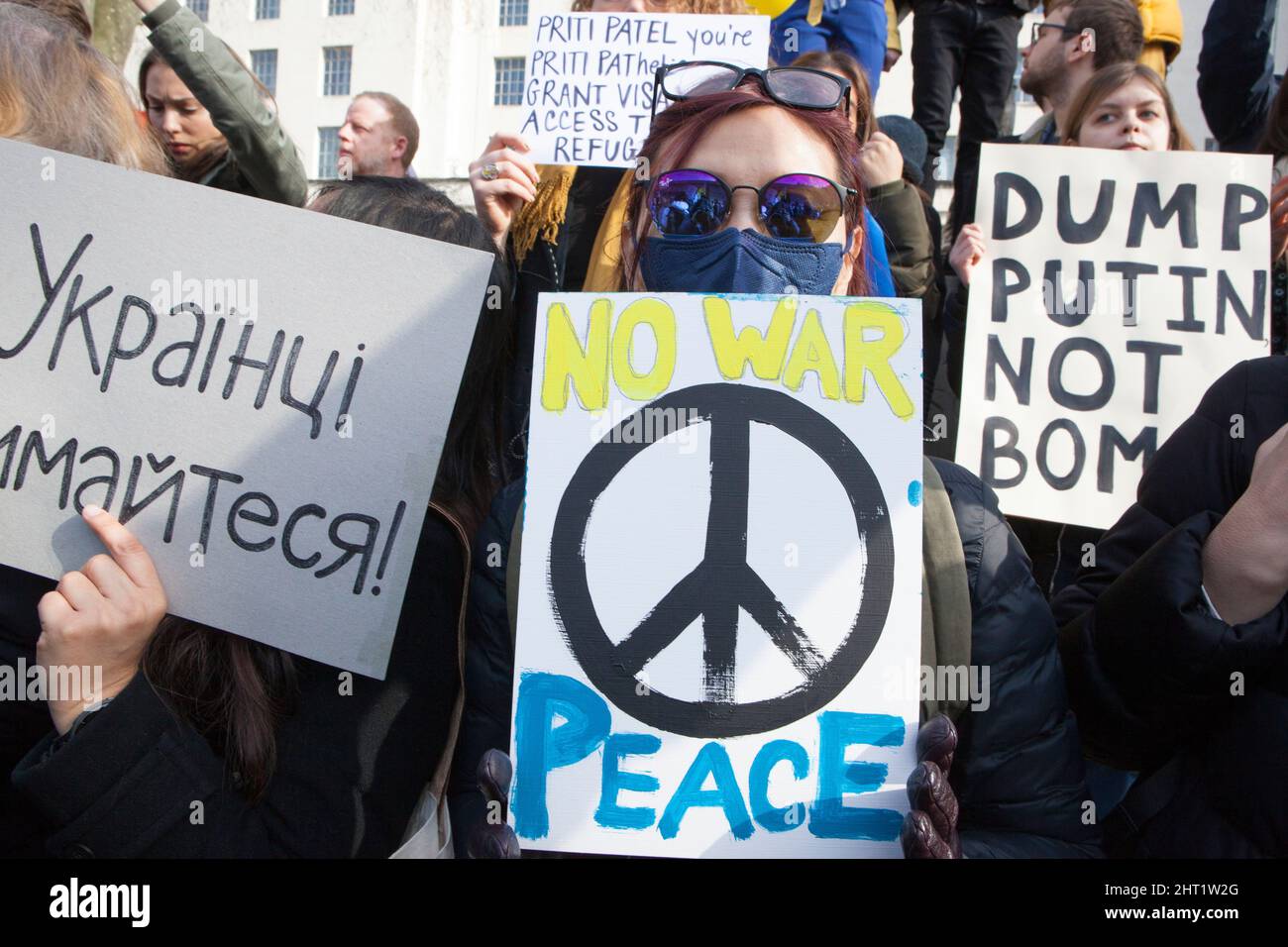 London, Großbritannien, 26. Februar 2022: In Whitehall versammelten sich riesige Menschenmengen, um ihre Unterstützung für die Ukraine und ihre Bevölkerung auszudrücken. Viele waren ukrainische Expats, die in London lebten. Andere sind ausländische Russen, die Wladimir Putin nicht unterstützen, sowie Menschen aus anderen ehemaligen Sowjetrepubliken und viele britische Unterstützer. Viele Zeichen verglichen Putin mit Hitler oder Stalin. Andere forderten Unterstützung für Flüchtlinge, stärkere Sanktionen, ein Verbot Russlands von Swift und die NATO, eine Flugverbotszone über der Ukraine durchzusetzen. Anna Watson/Alamy Live News Stockfoto