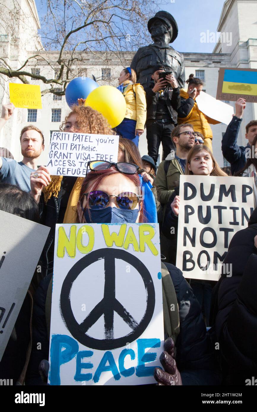 London, Großbritannien, 26. Februar 2022: In Whitehall versammelten sich riesige Menschenmengen, um ihre Unterstützung für die Ukraine und ihre Bevölkerung auszudrücken. Viele waren ukrainische Expats, die in London lebten. Andere sind ausländische Russen, die Wladimir Putin nicht unterstützen, sowie Menschen aus anderen ehemaligen Sowjetrepubliken und viele britische Unterstützer. Viele Zeichen verglichen Putin mit Hitler oder Stalin. Andere forderten Unterstützung für Flüchtlinge, stärkere Sanktionen, ein Verbot Russlands von Swift und die NATO, eine Flugverbotszone über der Ukraine durchzusetzen. Anna Watson/Alamy Live News Stockfoto