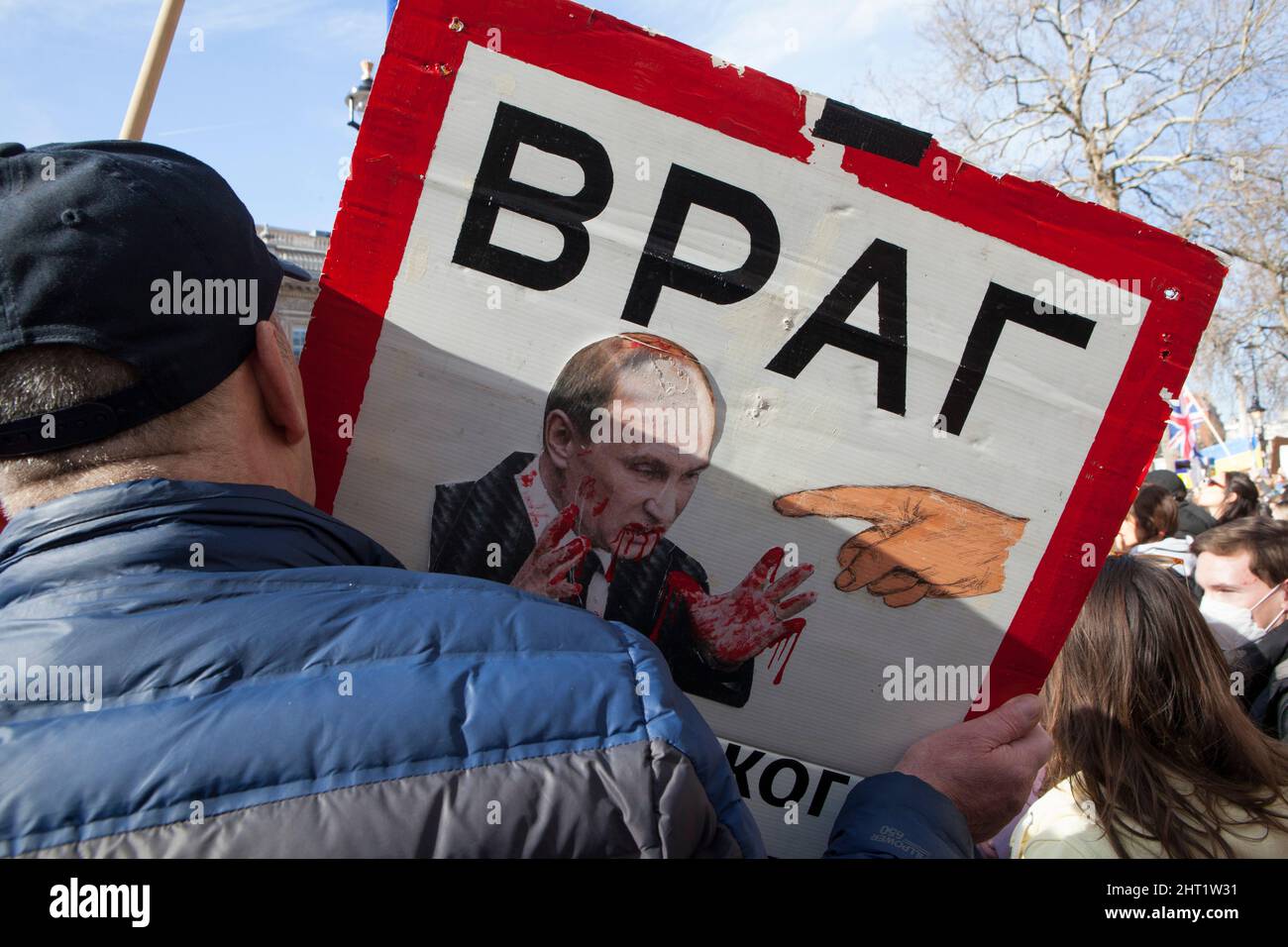 London, Großbritannien, 26. Februar 2022: In Whitehall versammelten sich riesige Menschenmengen, um ihre Unterstützung für die Ukraine und ihre Bevölkerung auszudrücken. Viele waren ukrainische Expats, die in London lebten. Andere sind ausländische Russen, die Wladimir Putin nicht unterstützen, sowie Menschen aus anderen ehemaligen Sowjetrepubliken und viele britische Unterstützer. Viele Zeichen verglichen Putin mit Hitler oder Stalin. Andere forderten Unterstützung für Flüchtlinge, stärkere Sanktionen, ein Verbot Russlands von Swift und die NATO, eine Flugverbotszone über der Ukraine durchzusetzen. Anna Watson/Alamy Live News Stockfoto