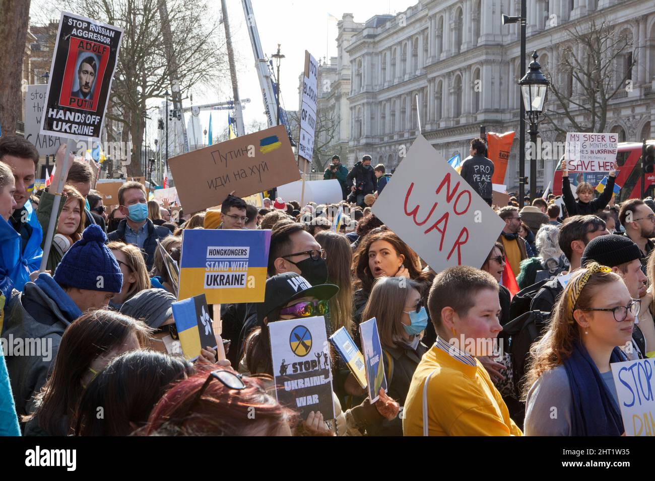 London, Großbritannien, 26. Februar 2022: In Whitehall versammelten sich riesige Menschenmengen, um ihre Unterstützung für die Ukraine und ihre Bevölkerung auszudrücken. Viele waren ukrainische Expats, die in London lebten. Andere sind ausländische Russen, die Wladimir Putin nicht unterstützen, sowie Menschen aus anderen ehemaligen Sowjetrepubliken und viele britische Unterstützer. Viele Zeichen verglichen Putin mit Hitler oder Stalin. Andere forderten Unterstützung für Flüchtlinge, stärkere Sanktionen, ein Verbot Russlands von Swift und die NATO, eine Flugverbotszone über der Ukraine durchzusetzen. Anna Watson/Alamy Live News Stockfoto