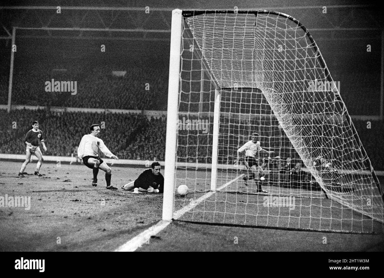 Internationales Freundschaftsspiel im Wembley Stadium. England 1 - Westdeutschland 0. Das Spiel wird nur von Nobby Stiles erzielt, da der westdeutsche Torhüter Hans Tilkowski hilflos zuschaut. 23.. Februar 1966. Stockfoto