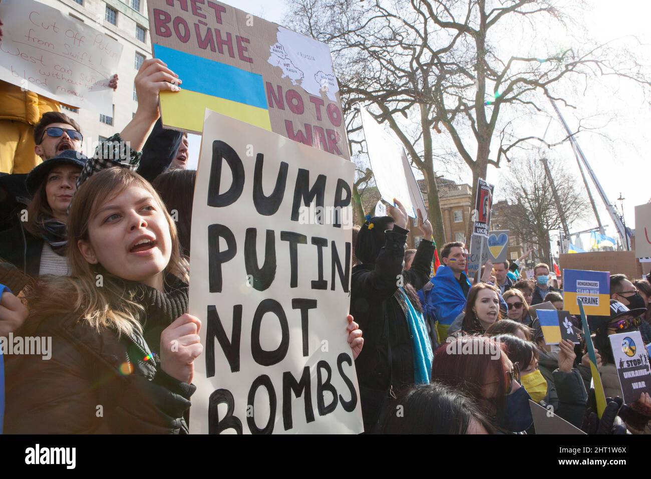 London, Großbritannien, 26. Februar 2022: In Whitehall versammelten sich riesige Menschenmengen, um ihre Unterstützung für die Ukraine und ihre Bevölkerung auszudrücken. Viele waren ukrainische Expats, die in London lebten. Andere sind ausländische Russen, die Wladimir Putin nicht unterstützen, sowie Menschen aus anderen ehemaligen Sowjetrepubliken und viele britische Unterstützer. Viele Zeichen verglichen Putin mit Hitler oder Stalin. Andere forderten Unterstützung für Flüchtlinge, stärkere Sanktionen, ein Verbot Russlands von Swift und die NATO, eine Flugverbotszone über der Ukraine durchzusetzen. Anna Watson/Alamy Live News Stockfoto
