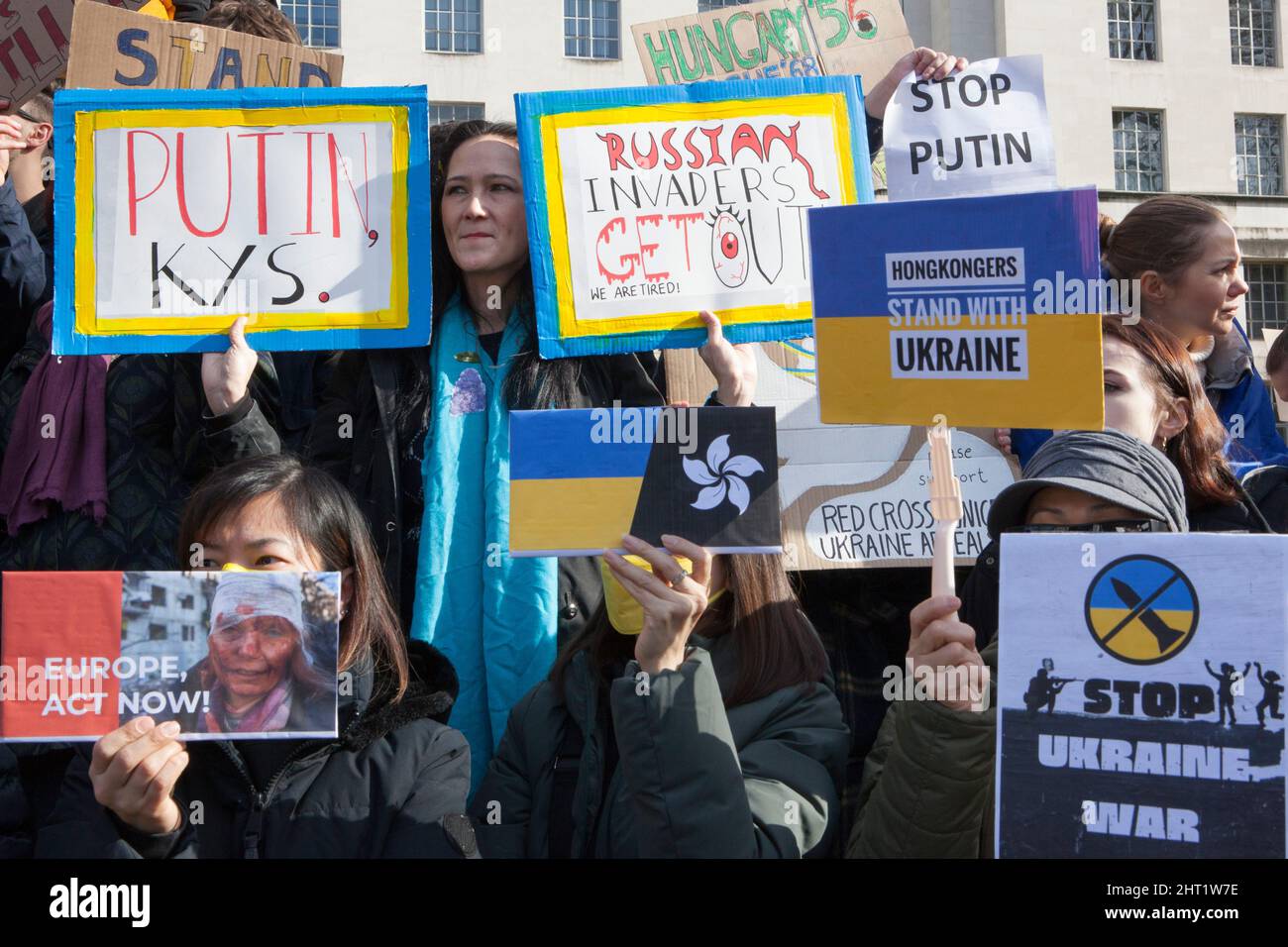 London, Großbritannien, 26. Februar 2022: In Whitehall versammelten sich riesige Menschenmengen, um ihre Unterstützung für die Ukraine und ihre Bevölkerung auszudrücken. Viele waren ukrainische Expats, die in London lebten. Andere sind ausländische Russen, die Wladimir Putin nicht unterstützen, sowie Menschen aus anderen ehemaligen Sowjetrepubliken und viele britische Unterstützer. Viele Zeichen verglichen Putin mit Hitler oder Stalin. Andere forderten Unterstützung für Flüchtlinge, stärkere Sanktionen, ein Verbot Russlands von Swift und die NATO, eine Flugverbotszone über der Ukraine durchzusetzen. Anna Watson/Alamy Live News Stockfoto