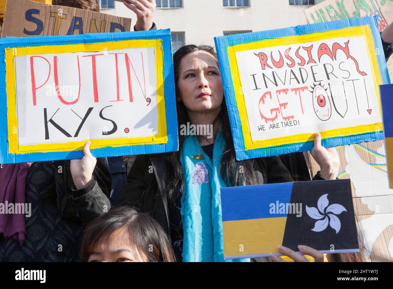 London, Großbritannien, 26. Februar 2022: In Whitehall versammelten sich riesige Menschenmengen, um ihre Unterstützung für die Ukraine und ihre Bevölkerung auszudrücken. Viele waren ukrainische Expats, die in London lebten. Andere sind ausländische Russen, die Wladimir Putin nicht unterstützen, sowie Menschen aus anderen ehemaligen Sowjetrepubliken und viele britische Unterstützer. Viele Zeichen verglichen Putin mit Hitler oder Stalin. Andere forderten Unterstützung für Flüchtlinge, stärkere Sanktionen, ein Verbot Russlands von Swift und die NATO, eine Flugverbotszone über der Ukraine durchzusetzen. Anna Watson/Alamy Live News Stockfoto
