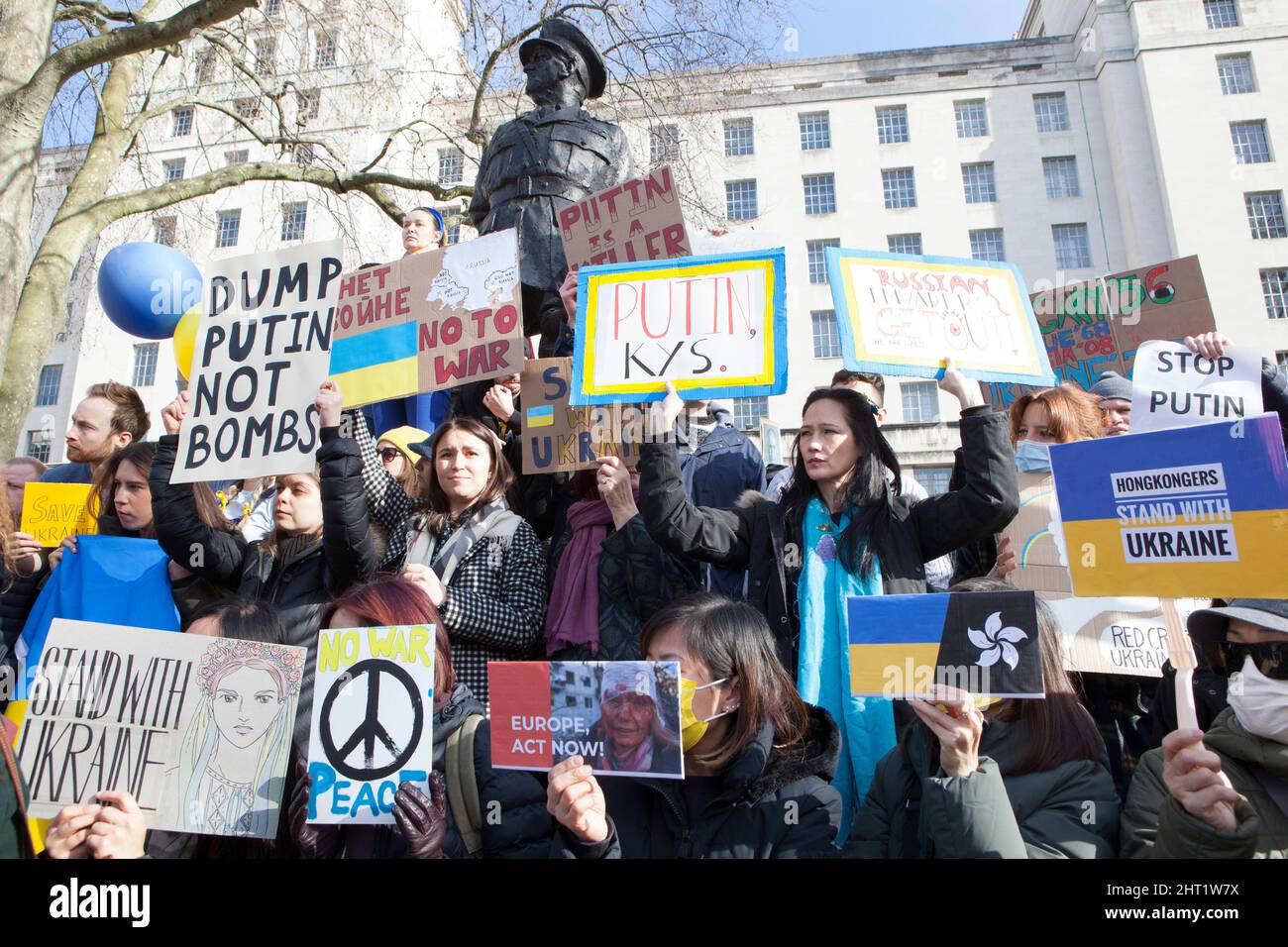 London, Großbritannien, 26. Februar 2022: In Whitehall versammelten sich riesige Menschenmengen, um ihre Unterstützung für die Ukraine und ihre Bevölkerung auszudrücken. Viele waren ukrainische Expats, die in London lebten. Andere sind ausländische Russen, die Wladimir Putin nicht unterstützen, sowie Menschen aus anderen ehemaligen Sowjetrepubliken und viele britische Unterstützer. Viele Zeichen verglichen Putin mit Hitler oder Stalin. Andere forderten Unterstützung für Flüchtlinge, stärkere Sanktionen, ein Verbot Russlands von Swift und die NATO, eine Flugverbotszone über der Ukraine durchzusetzen. Anna Watson/Alamy Live News Stockfoto