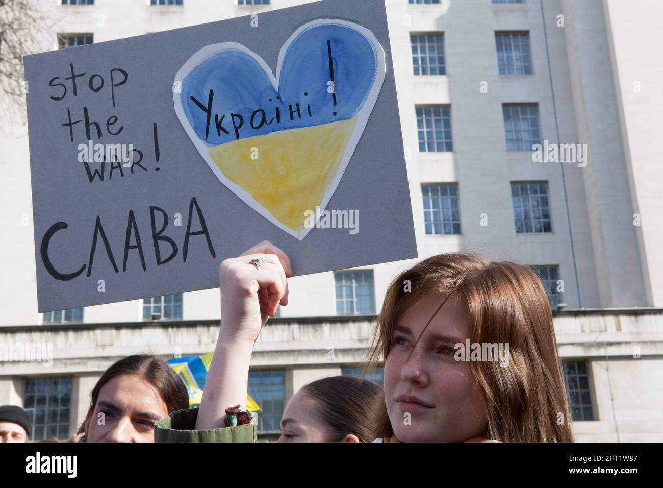 London, Großbritannien, 26. Februar 2022: In Whitehall versammelten sich riesige Menschenmengen, um ihre Unterstützung für die Ukraine und ihre Bevölkerung auszudrücken. Viele waren ukrainische Expats, die in London lebten. Andere sind ausländische Russen, die Wladimir Putin nicht unterstützen, sowie Menschen aus anderen ehemaligen Sowjetrepubliken und viele britische Unterstützer. Viele Zeichen verglichen Putin mit Hitler oder Stalin. Andere forderten Unterstützung für Flüchtlinge, stärkere Sanktionen, ein Verbot Russlands von Swift und die NATO, eine Flugverbotszone über der Ukraine durchzusetzen. Anna Watson/Alamy Live News Stockfoto