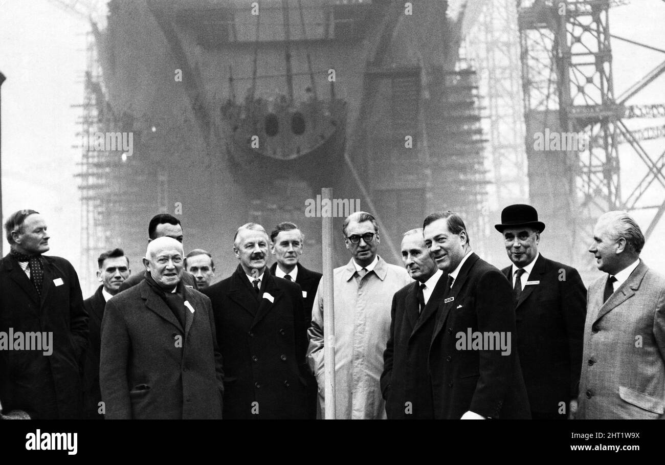 Abgeordnete und Beamte von Cunard besuchen John Brown für einen Fortschrittsbericht über den Q4, der später als der QE2 bezeichnet wird. Lord Aberconway (3. rechts) und Sir Basil Smallpiece (4. rechts) zusammen mit Abgeordneten, darunter Emmanuel Shinwell (3. links) und Cunard-Beamten vor den Q4. John Brown Shipyard aus Clydebank, Schottland, 24.. November 1966 Stockfoto