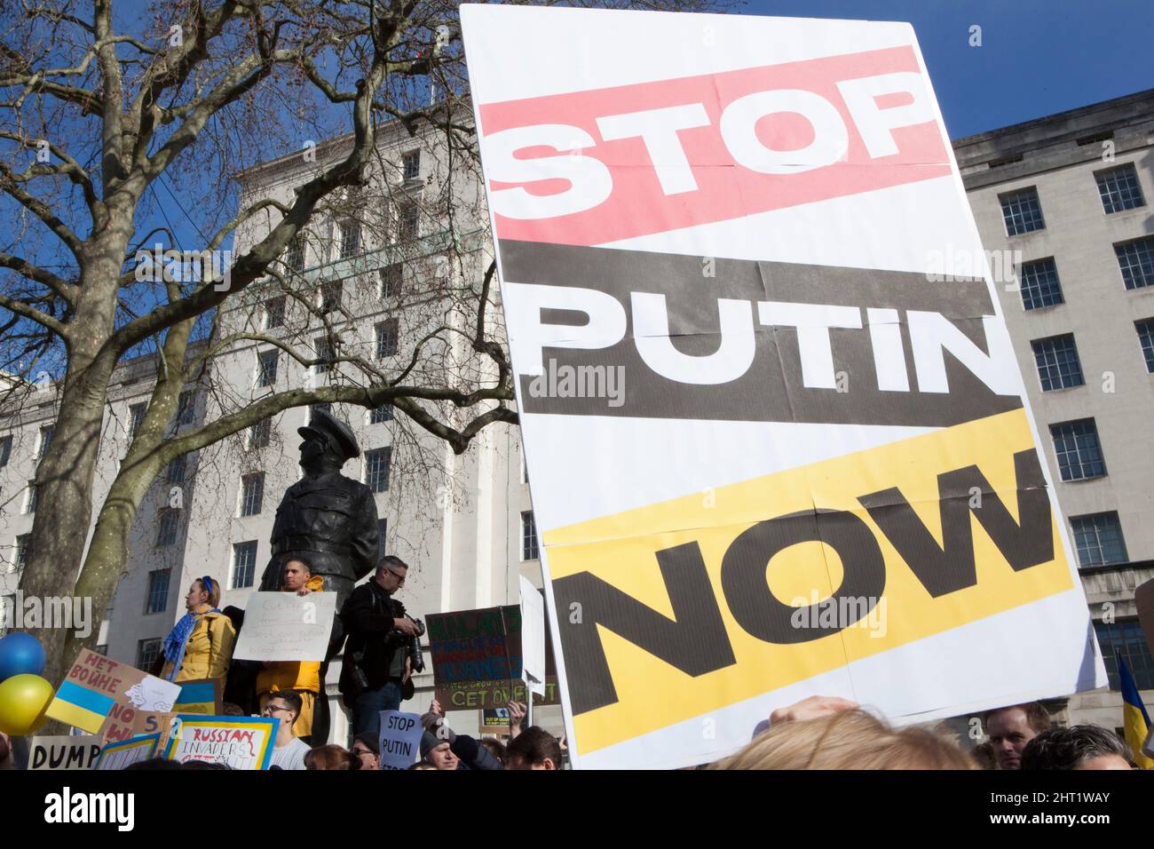 London, Großbritannien, 26. Februar 2022: In Whitehall versammelten sich riesige Menschenmengen, um ihre Unterstützung für die Ukraine und ihre Bevölkerung auszudrücken. Viele waren ukrainische Expats, die in London lebten. Andere sind ausländische Russen, die Wladimir Putin nicht unterstützen, sowie Menschen aus anderen ehemaligen Sowjetrepubliken und viele britische Unterstützer. Viele Zeichen verglichen Putin mit Hitler oder Stalin. Andere forderten Unterstützung für Flüchtlinge, stärkere Sanktionen, ein Verbot Russlands von Swift und die NATO, eine Flugverbotszone über der Ukraine durchzusetzen. Anna Watson/Alamy Live News Stockfoto