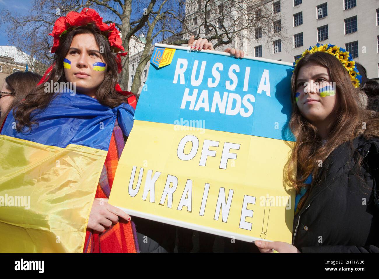 London, Großbritannien, 26. Februar 2022: In Whitehall versammelten sich riesige Menschenmengen, um ihre Unterstützung für die Ukraine und ihre Bevölkerung auszudrücken. Viele waren ukrainische Expats, die in London lebten. Andere sind ausländische Russen, die Wladimir Putin nicht unterstützen, sowie Menschen aus anderen ehemaligen Sowjetrepubliken und viele britische Unterstützer. Viele Zeichen verglichen Putin mit Hitler oder Stalin. Andere forderten Unterstützung für Flüchtlinge, stärkere Sanktionen, ein Verbot Russlands von Swift und die NATO, eine Flugverbotszone über der Ukraine durchzusetzen. Anna Watson/Alamy Live News Stockfoto