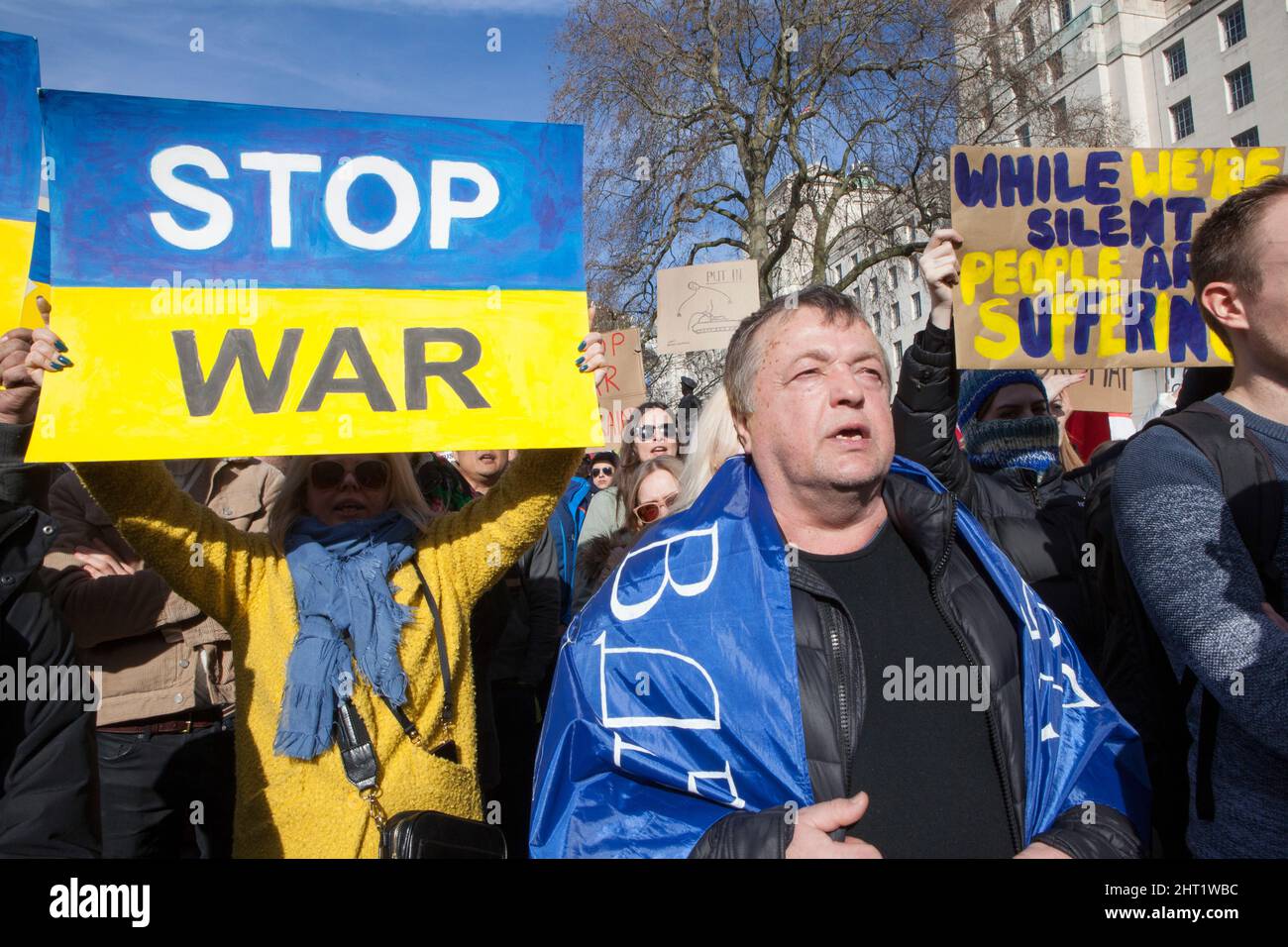 London, Großbritannien, 26. Februar 2022: In Whitehall versammelten sich riesige Menschenmengen, um ihre Unterstützung für die Ukraine und ihre Bevölkerung auszudrücken. Viele waren ukrainische Expats, die in London lebten. Andere sind ausländische Russen, die Wladimir Putin nicht unterstützen, sowie Menschen aus anderen ehemaligen Sowjetrepubliken und viele britische Unterstützer. Viele Zeichen verglichen Putin mit Hitler oder Stalin. Andere forderten Unterstützung für Flüchtlinge, stärkere Sanktionen, ein Verbot Russlands von Swift und die NATO, eine Flugverbotszone über der Ukraine durchzusetzen. Anna Watson/Alamy Live News Stockfoto