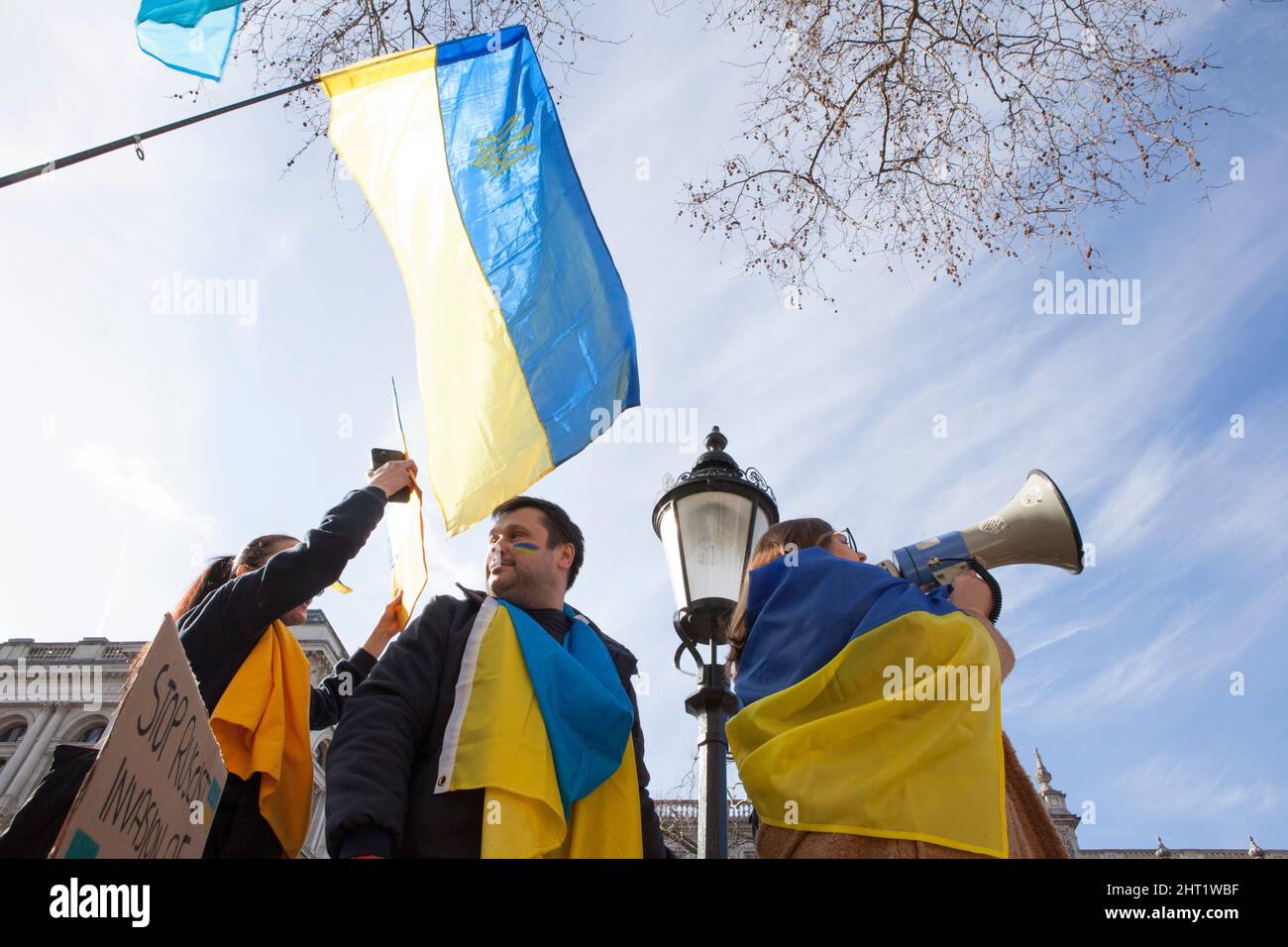 London, Großbritannien, 26. Februar 2022: In Whitehall versammelten sich riesige Menschenmengen, um ihre Unterstützung für die Ukraine und ihre Bevölkerung auszudrücken. Viele waren ukrainische Expats, die in London lebten. Andere sind ausländische Russen, die Wladimir Putin nicht unterstützen, sowie Menschen aus anderen ehemaligen Sowjetrepubliken und viele britische Unterstützer. Viele Zeichen verglichen Putin mit Hitler oder Stalin. Andere forderten Unterstützung für Flüchtlinge, stärkere Sanktionen, ein Verbot Russlands von Swift und die NATO, eine Flugverbotszone über der Ukraine durchzusetzen. Anna Watson/Alamy Live News Stockfoto
