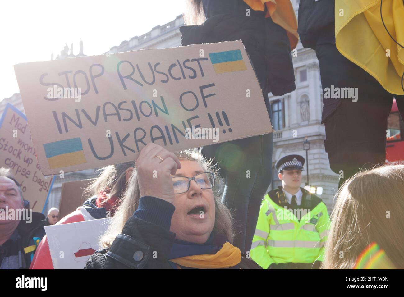 London, Großbritannien, 26. Februar 2022: In Whitehall versammelten sich riesige Menschenmengen, um ihre Unterstützung für die Ukraine und ihre Bevölkerung auszudrücken. Viele waren ukrainische Expats, die in London lebten. Andere sind ausländische Russen, die Wladimir Putin nicht unterstützen, sowie Menschen aus anderen ehemaligen Sowjetrepubliken und viele britische Unterstützer. Viele Zeichen verglichen Putin mit Hitler oder Stalin. Andere forderten Unterstützung für Flüchtlinge, stärkere Sanktionen, ein Verbot Russlands von Swift und die NATO, eine Flugverbotszone über der Ukraine durchzusetzen. Anna Watson/Alamy Live News Stockfoto