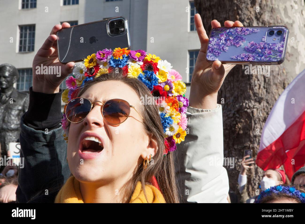 London, Großbritannien, 26. Februar 2022: In Whitehall versammelten sich riesige Menschenmengen, um ihre Unterstützung für die Ukraine und ihre Bevölkerung auszudrücken. Viele waren ukrainische Expats, die in London lebten. Andere sind ausländische Russen, die Wladimir Putin nicht unterstützen, sowie Menschen aus anderen ehemaligen Sowjetrepubliken und viele britische Unterstützer. Viele Zeichen verglichen Putin mit Hitler oder Stalin. Andere forderten Unterstützung für Flüchtlinge, stärkere Sanktionen, ein Verbot Russlands von Swift und die NATO, eine Flugverbotszone über der Ukraine durchzusetzen. Anna Watson/Alamy Live News Stockfoto