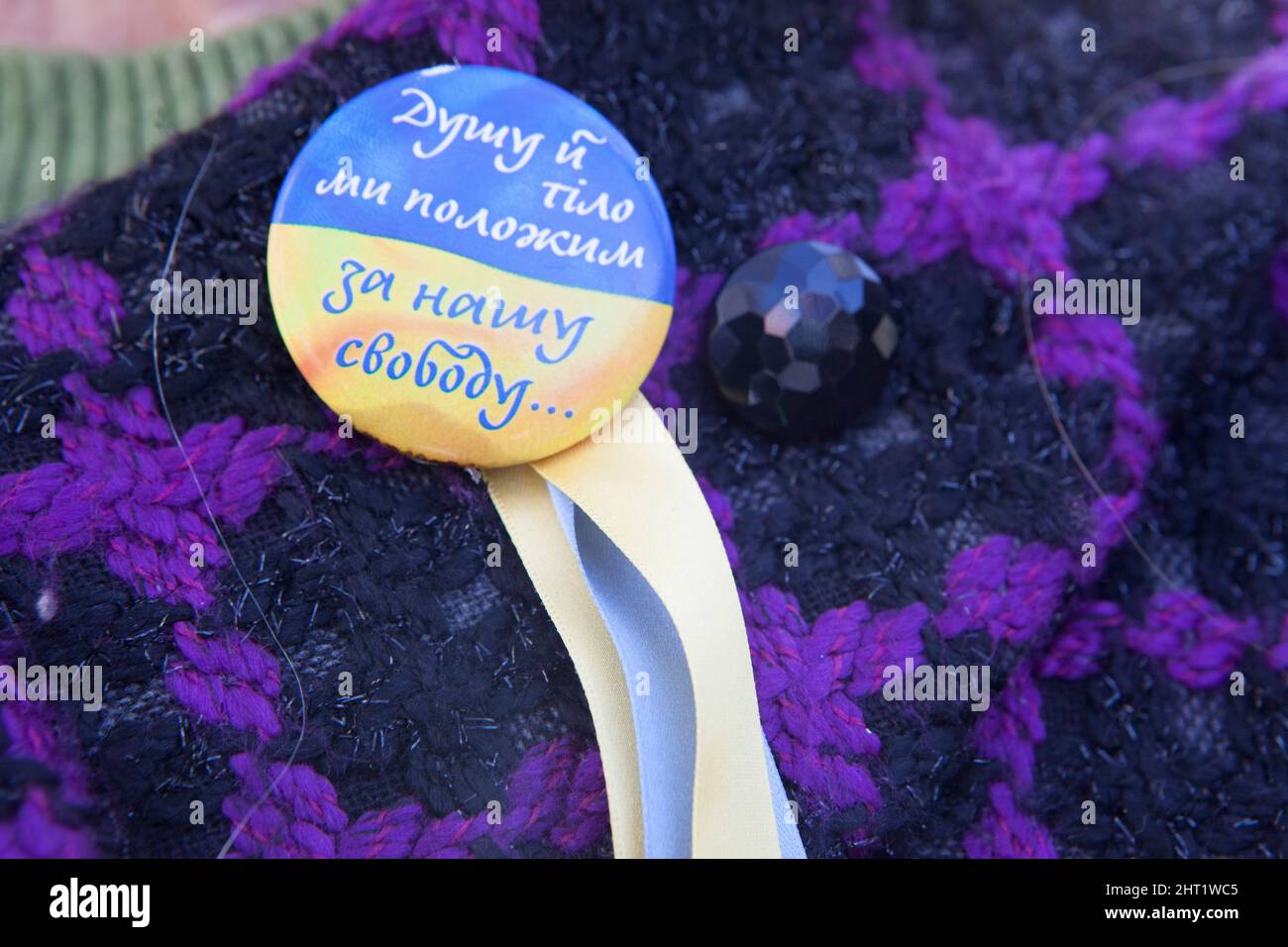 London, Großbritannien, 26. Februar 2022: In Whitehall versammelten sich riesige Menschenmengen, um ihre Unterstützung für die Ukraine und ihre Bevölkerung auszudrücken. Viele waren ukrainische Expats, die in London lebten. Andere sind ausländische Russen, die Wladimir Putin nicht unterstützen, sowie Menschen aus anderen ehemaligen Sowjetrepubliken und viele britische Unterstützer. Viele Zeichen verglichen Putin mit Hitler oder Stalin. Andere forderten Unterstützung für Flüchtlinge, stärkere Sanktionen, ein Verbot Russlands von Swift und die NATO, eine Flugverbotszone über der Ukraine durchzusetzen. Anna Watson/Alamy Live News Stockfoto