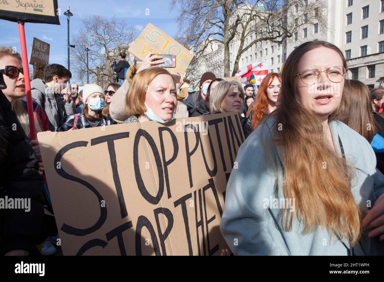 London, Großbritannien, 26. Februar 2022: In Whitehall versammelten sich riesige Menschenmengen, um ihre Unterstützung für die Ukraine und ihre Bevölkerung auszudrücken. Viele waren ukrainische Expats, die in London lebten. Andere sind ausländische Russen, die Wladimir Putin nicht unterstützen, sowie Menschen aus anderen ehemaligen Sowjetrepubliken und viele britische Unterstützer. Viele Zeichen verglichen Putin mit Hitler oder Stalin. Andere forderten Unterstützung für Flüchtlinge, stärkere Sanktionen, ein Verbot Russlands von Swift und die NATO, eine Flugverbotszone über der Ukraine durchzusetzen. Anna Watson/Alamy Live News Stockfoto
