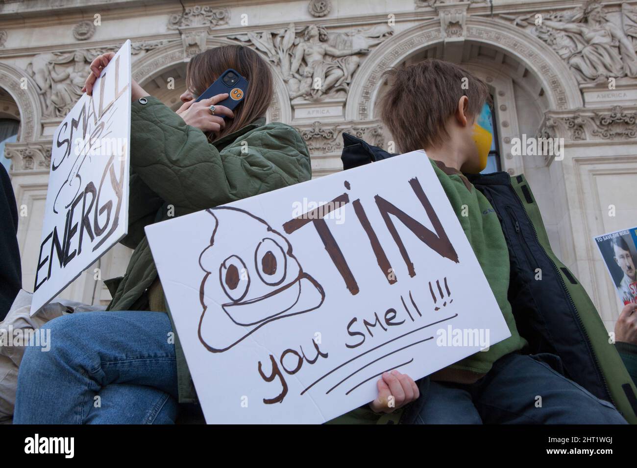 London, Großbritannien, 26. Februar 2022: In Whitehall versammelten sich riesige Menschenmengen, um ihre Unterstützung für die Ukraine und ihre Bevölkerung auszudrücken. Viele waren ukrainische Expats, die in London lebten. Andere sind ausländische Russen, die Wladimir Putin nicht unterstützen, sowie Menschen aus anderen ehemaligen Sowjetrepubliken und viele britische Unterstützer. Viele Zeichen verglichen Putin mit Hitler oder Stalin. Andere forderten Unterstützung für Flüchtlinge, stärkere Sanktionen, ein Verbot Russlands von Swift und die NATO, eine Flugverbotszone über der Ukraine durchzusetzen. Anna Watson/Alamy Live News Stockfoto